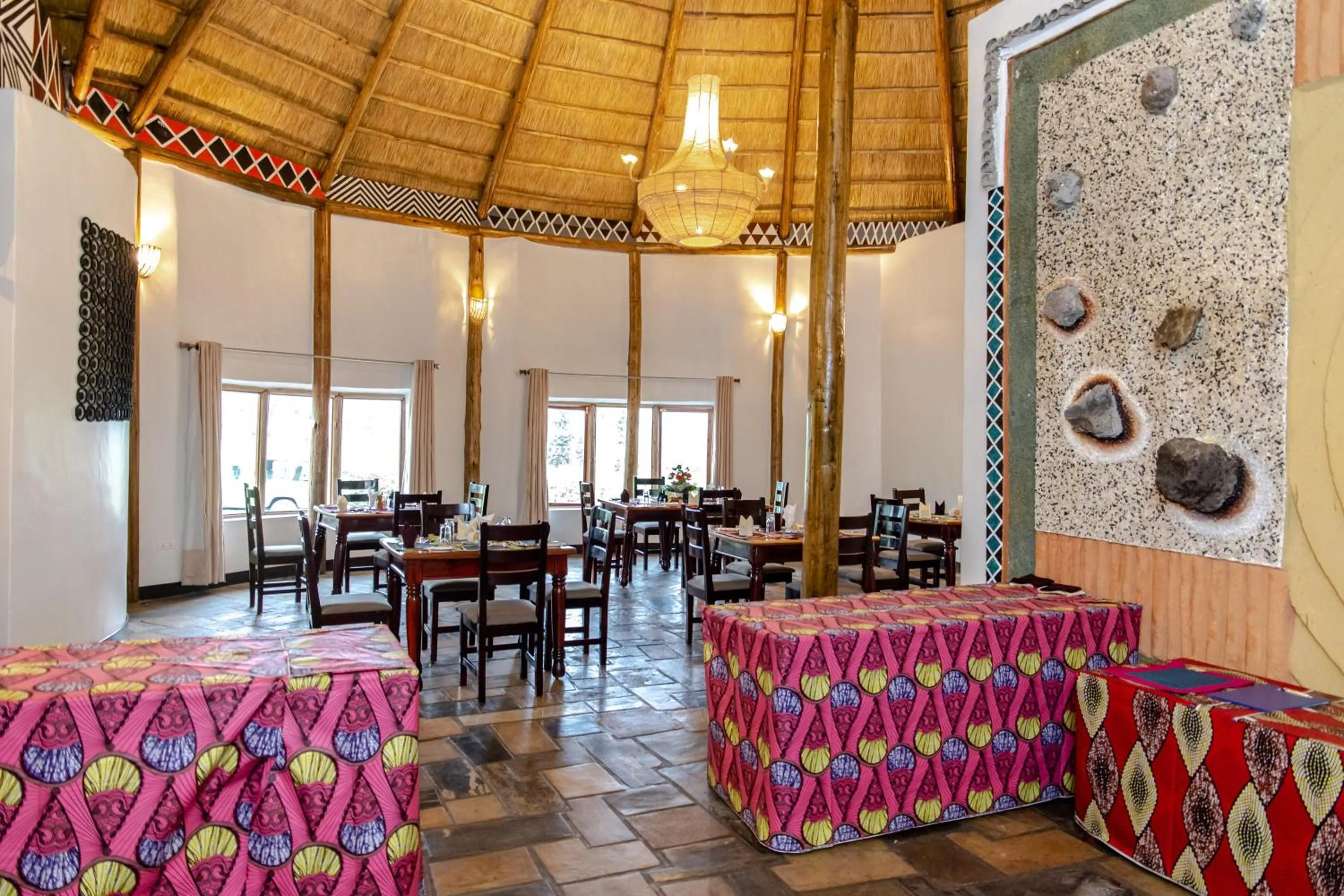 Restaurant/places to eat in Ingagi Park View Lodge