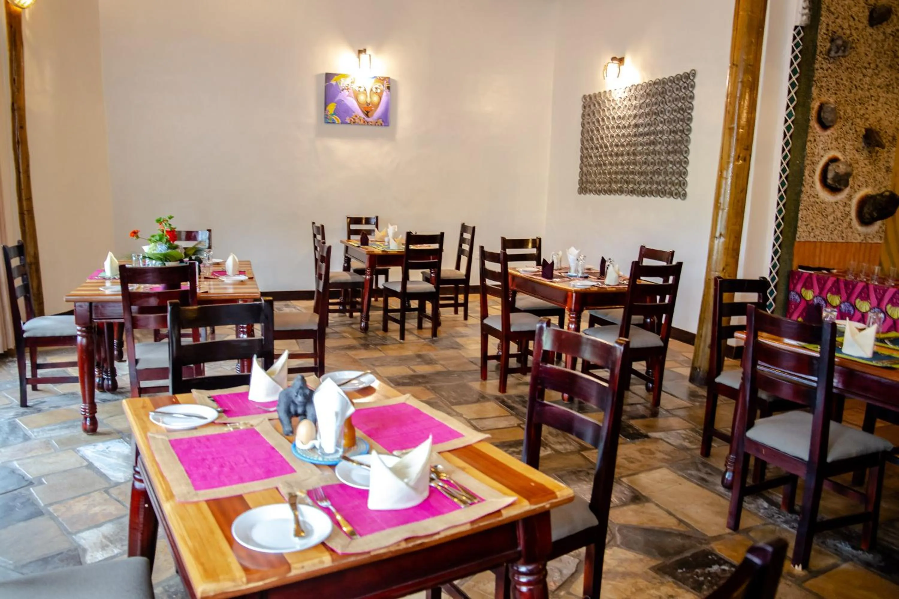 Restaurant/places to eat in Ingagi Park View Lodge