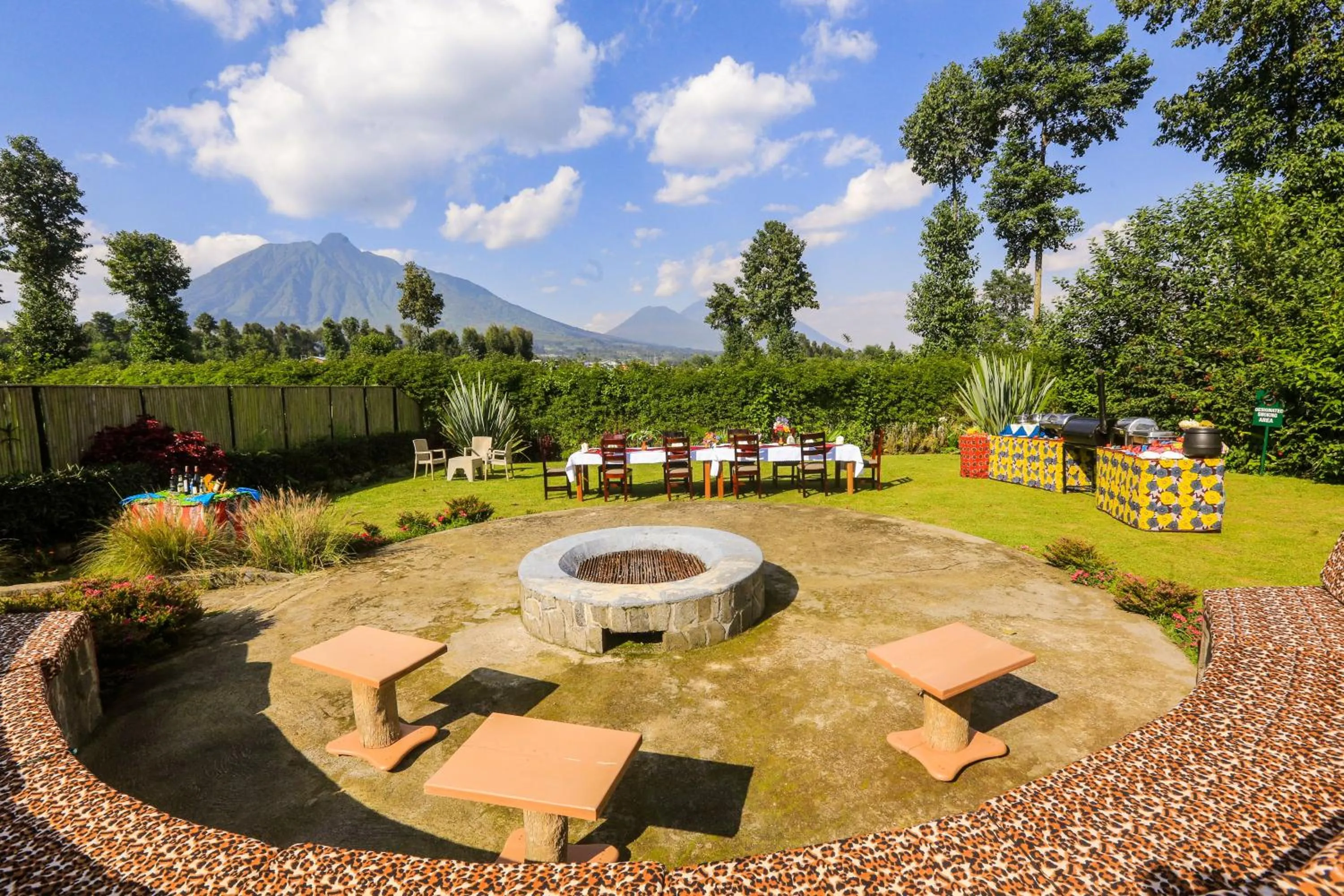 Ingagi Park View Lodge