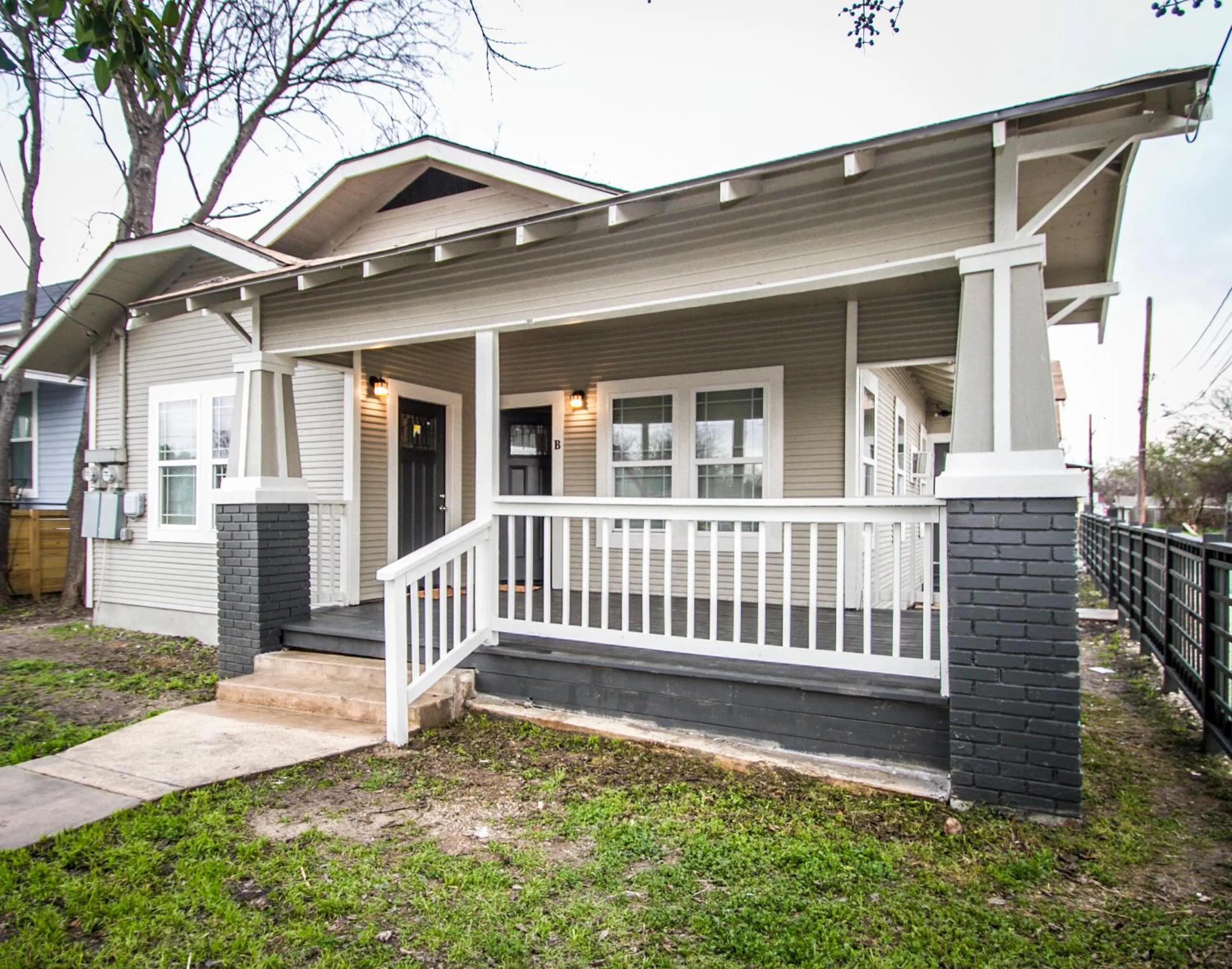 Property building in Hackberry St #B Renovated 2BR Near Downtown SA