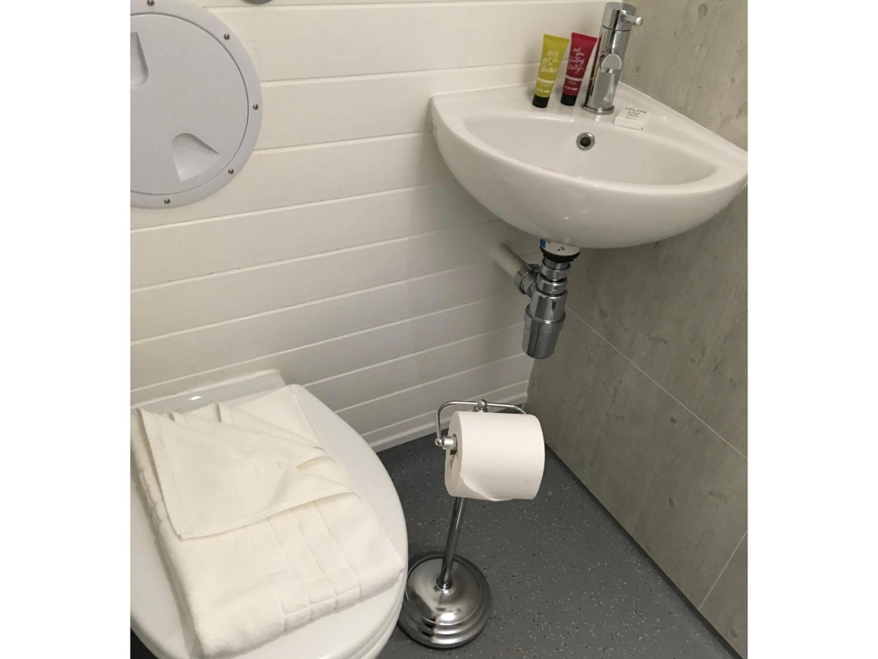 Toilet in Loch Leven Hotel & Distillery