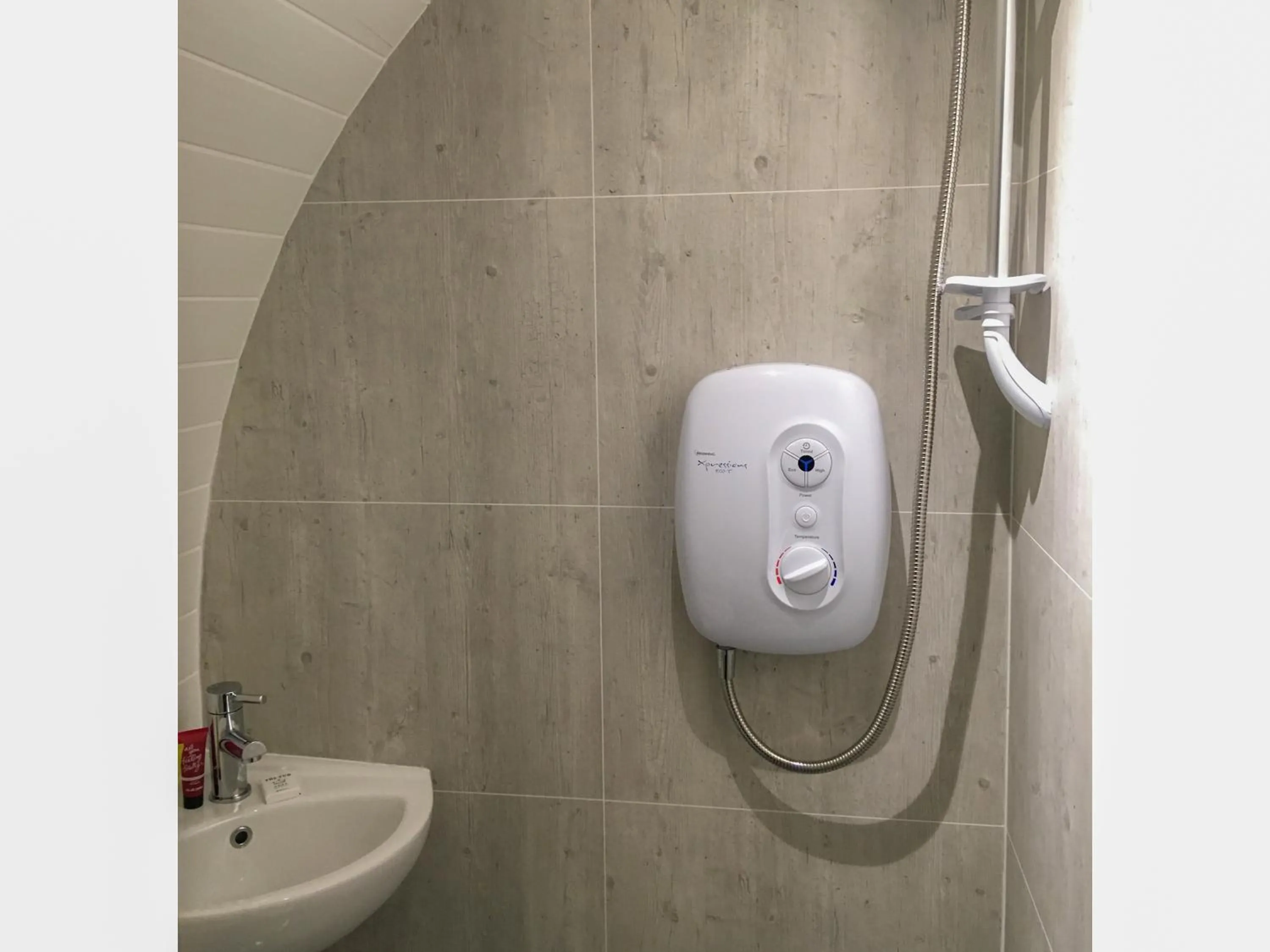 Shower in Loch Leven Hotel & Distillery