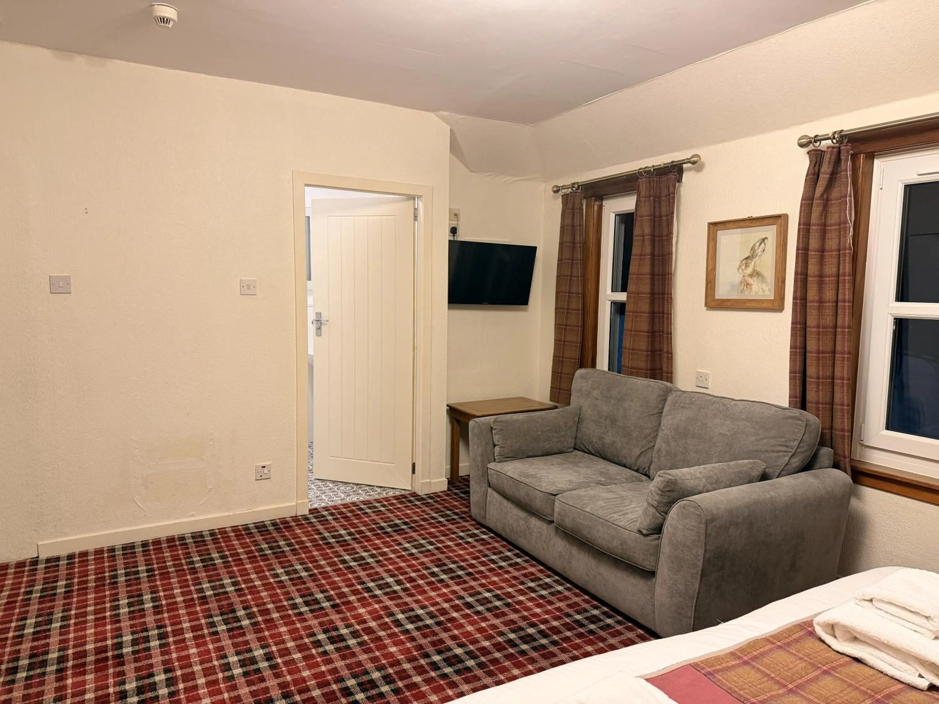 Bedroom, Bed in Loch Leven Hotel & Distillery