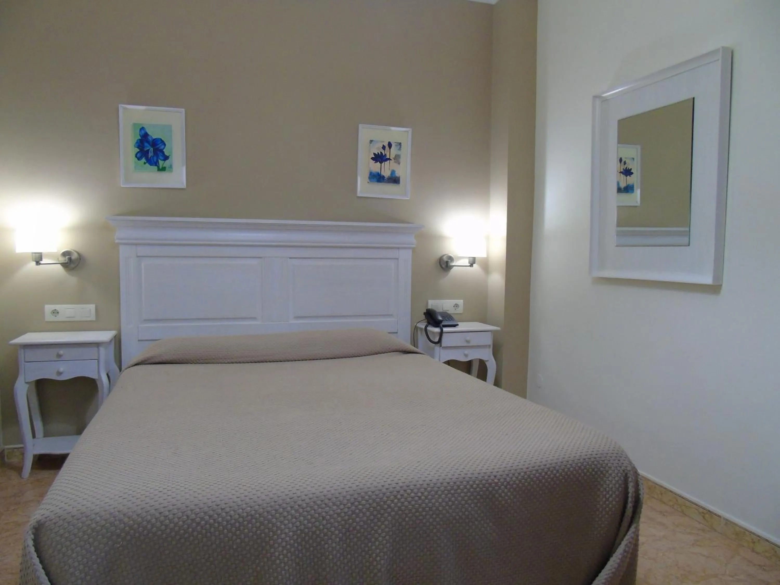 Bed in Hotel Bruselas