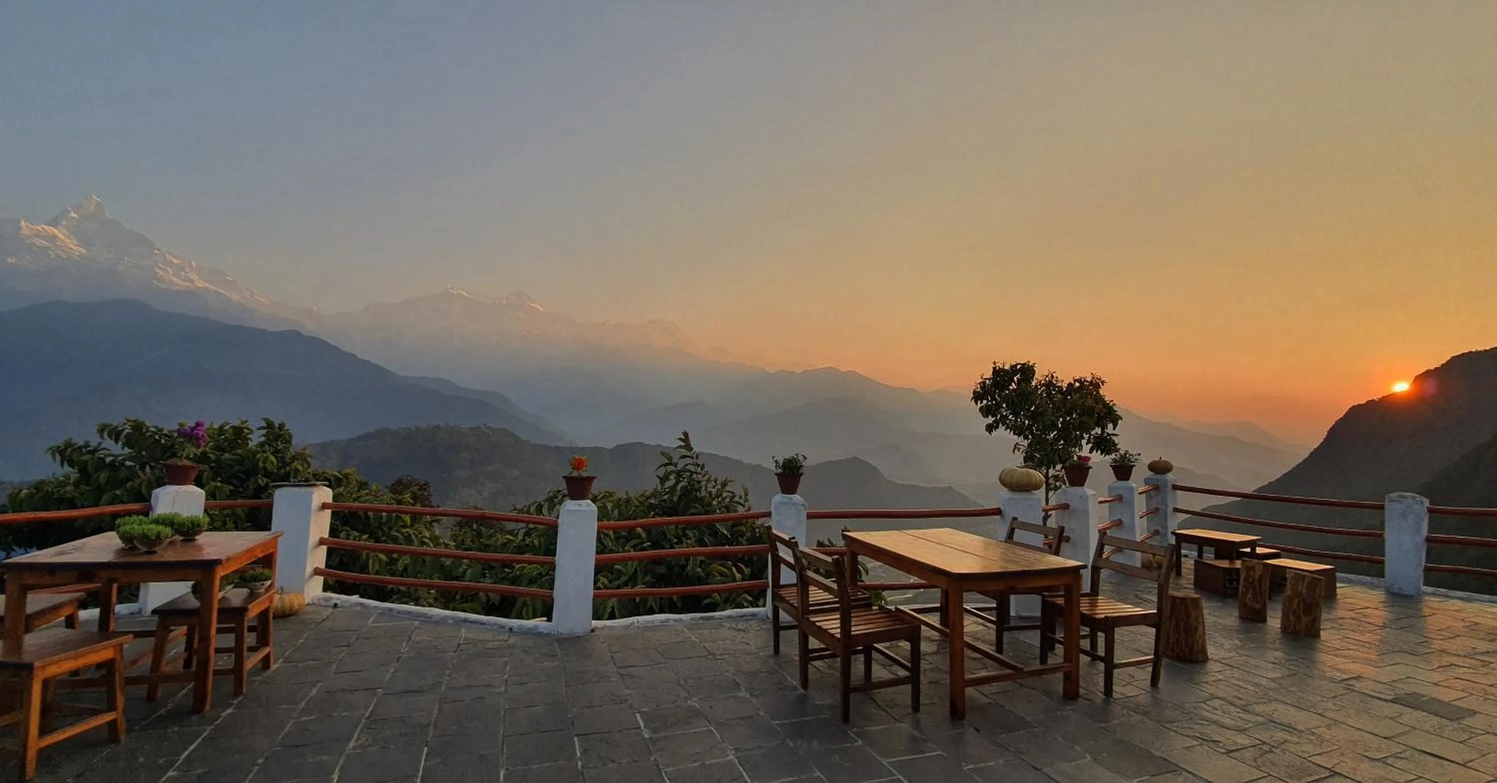 Restaurant/places to eat in ES Deurali Resort