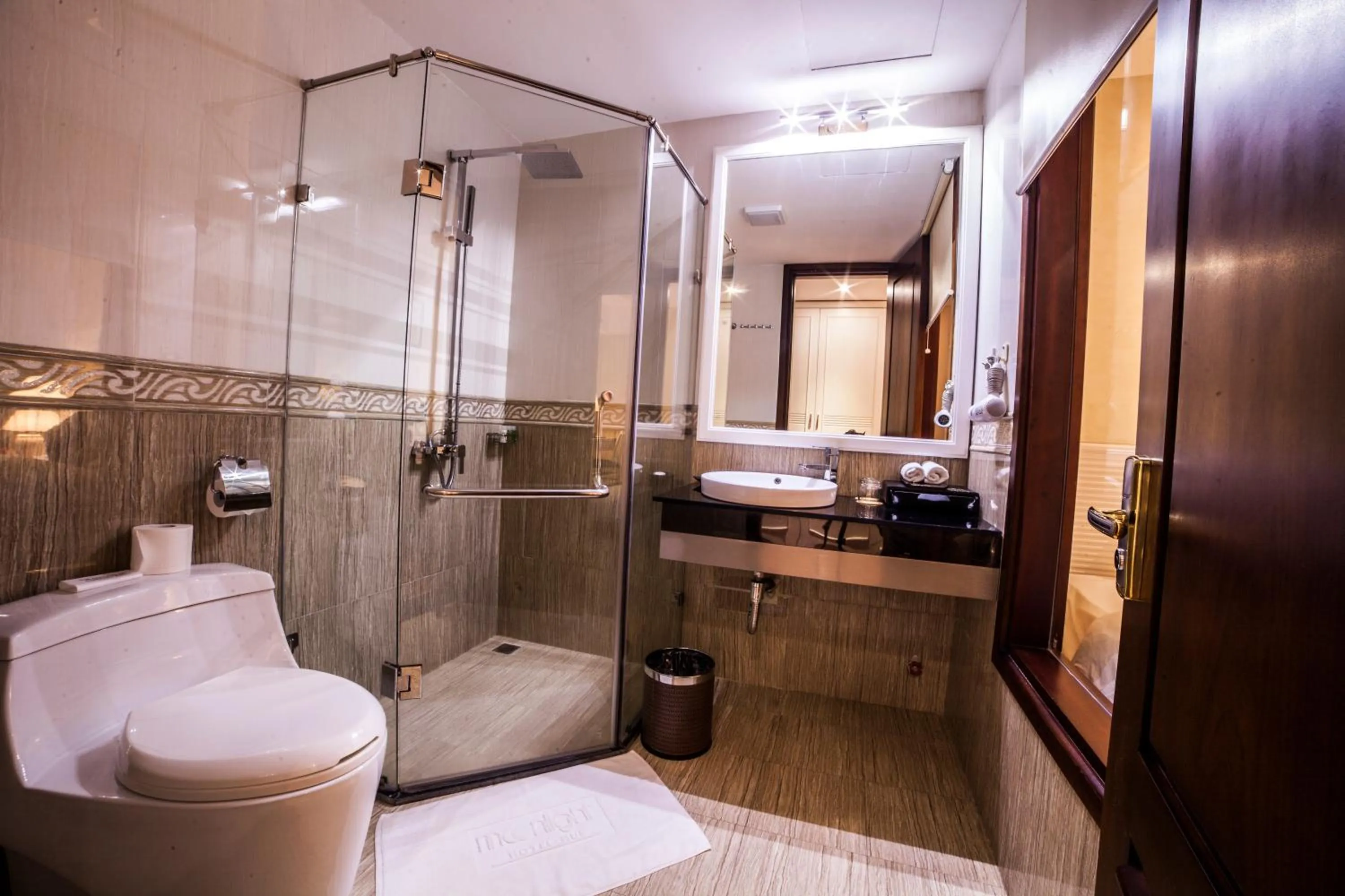 Bathroom in Moonlight Hotel Hue