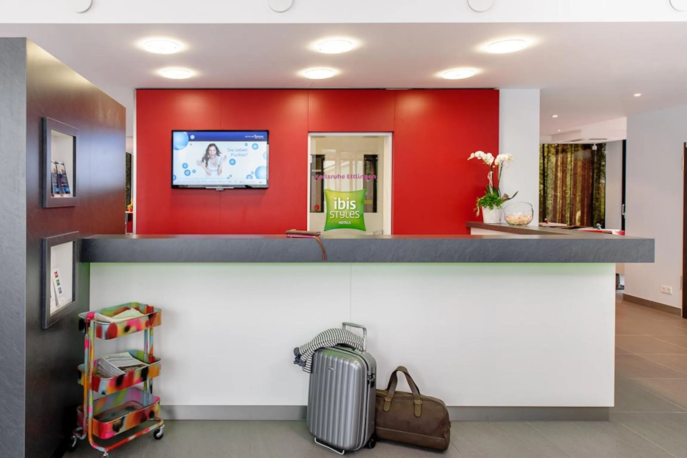 Lobby or reception in ibis Styles Karlsruhe Ettlingen