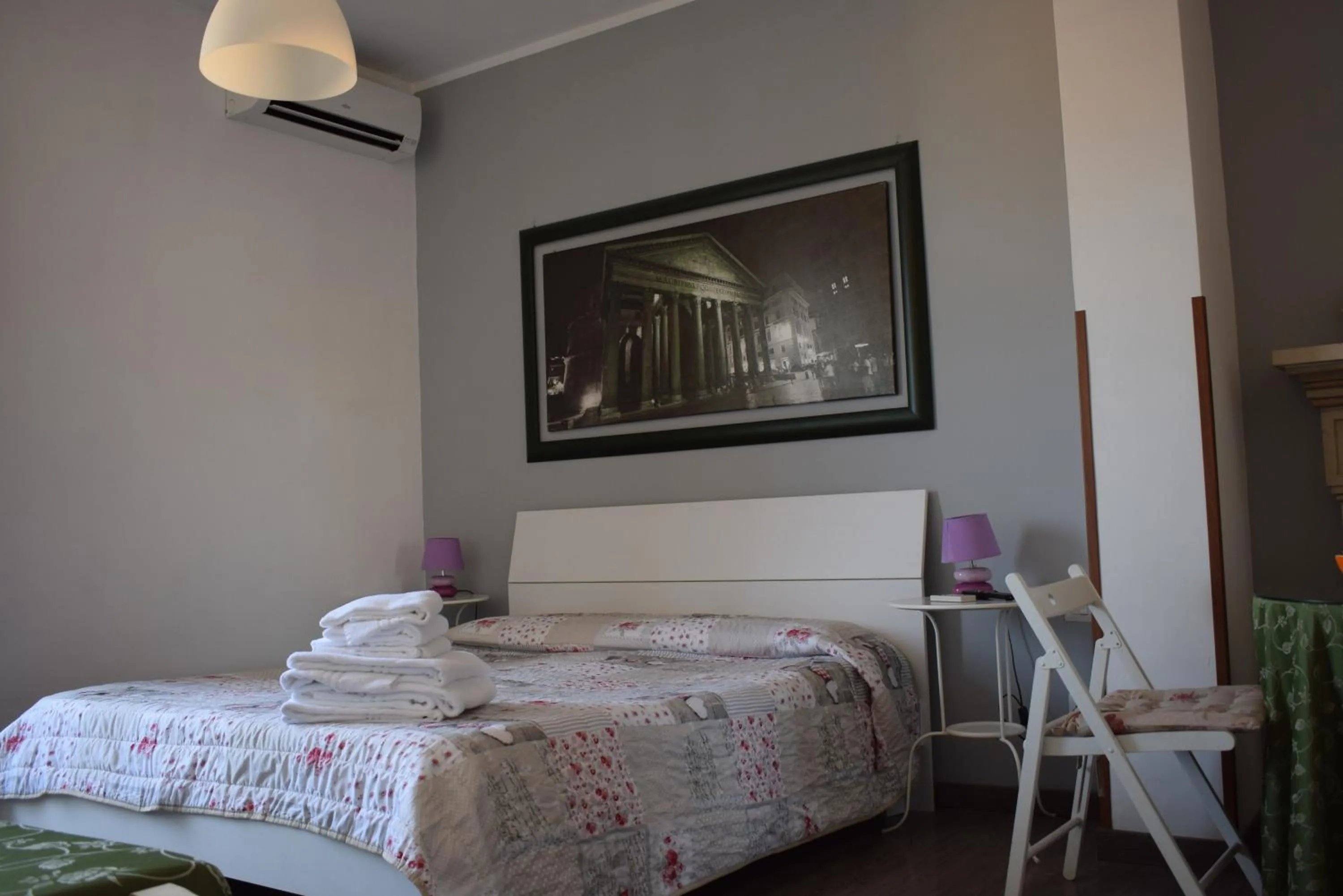 Bed in B&B Lost in Rome