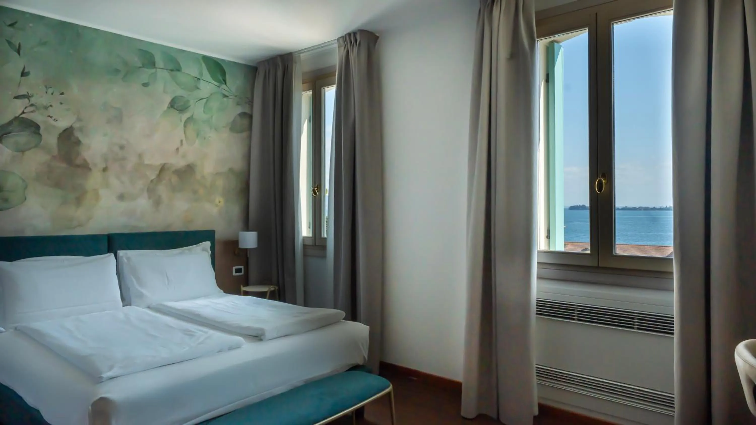 Bedroom, Bed in Gardone Palace Hotel