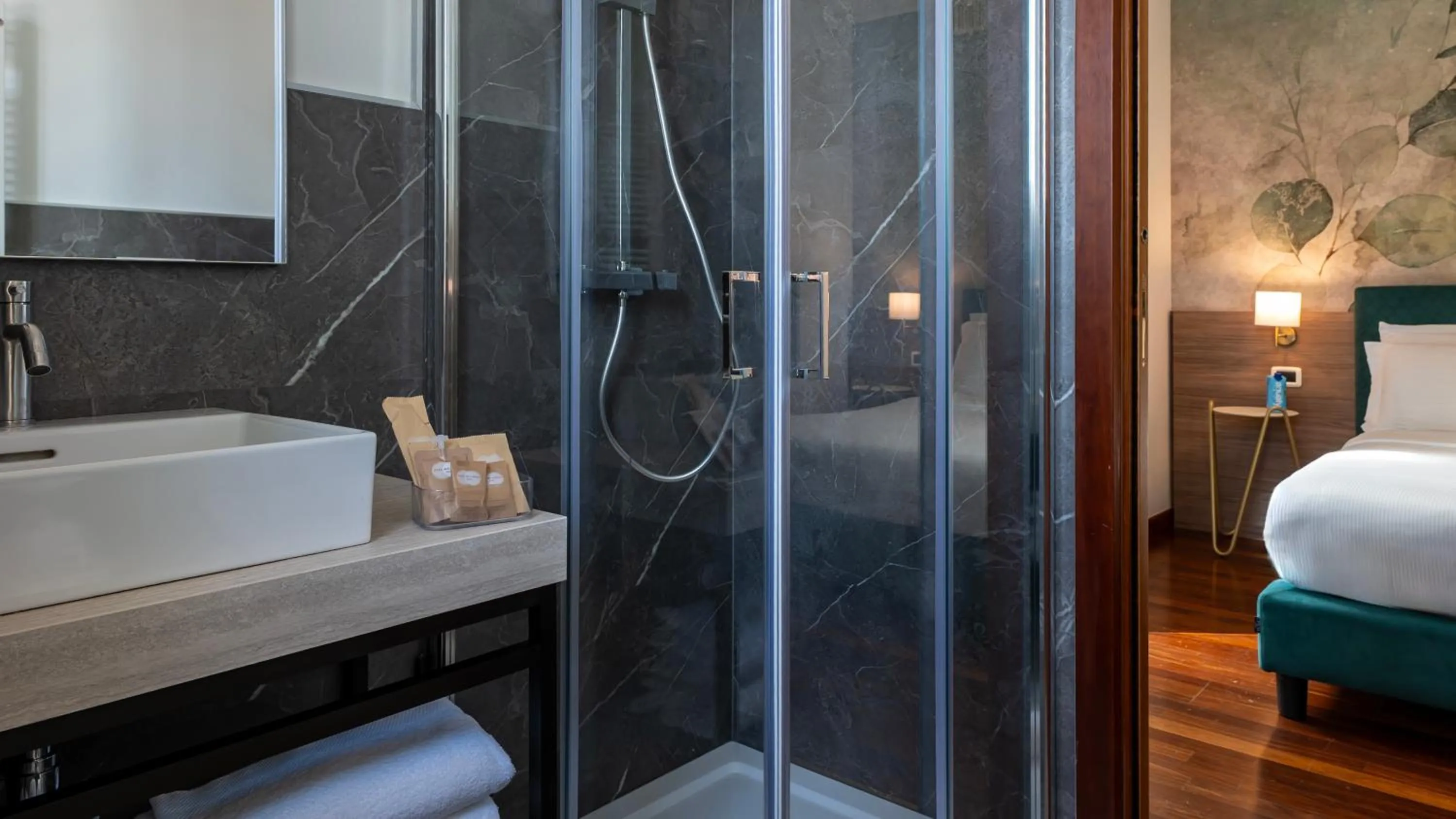 Bathroom, Bed in Gardone Palace Hotel