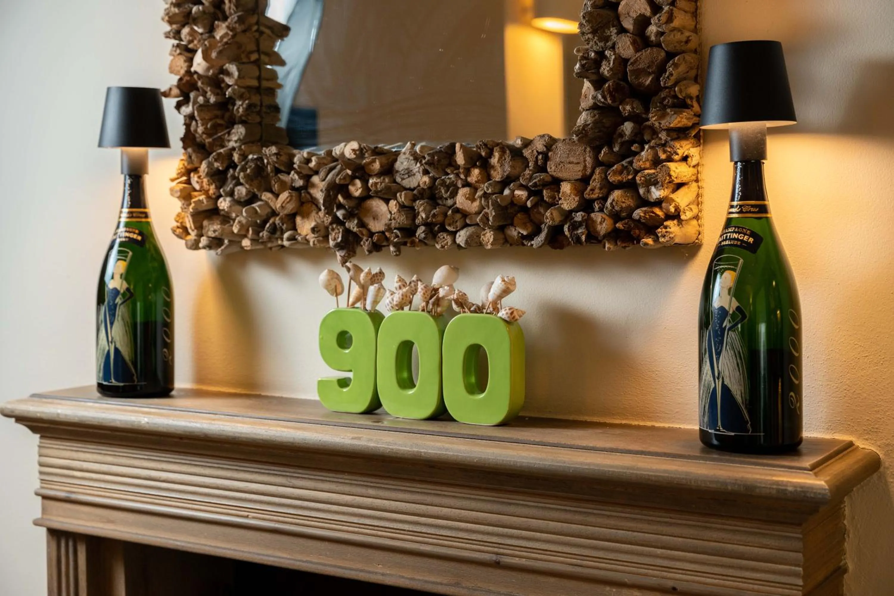 Restaurant/places to eat in Hotel 900