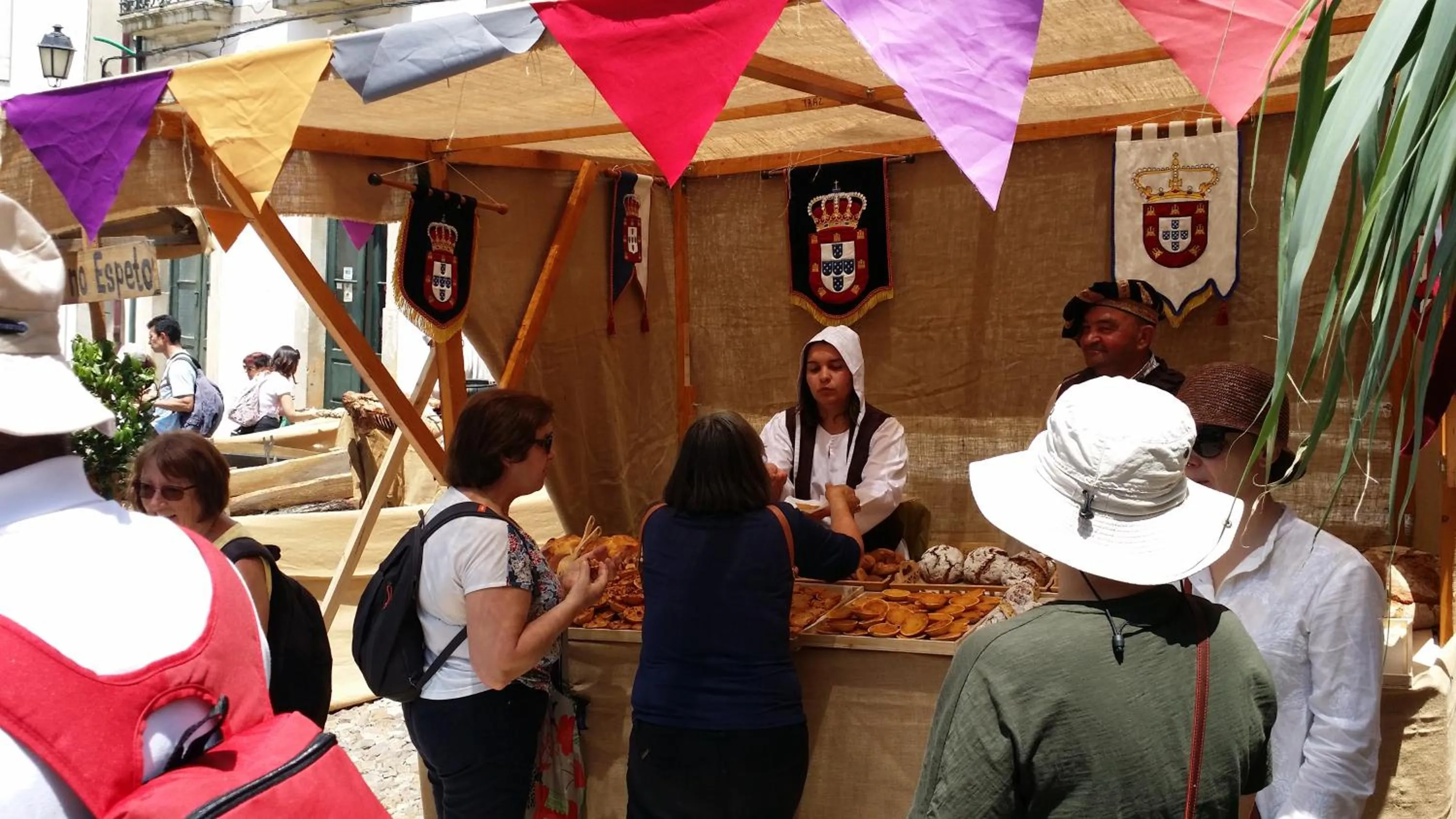 People in BB Silvercoast Casa das Flores