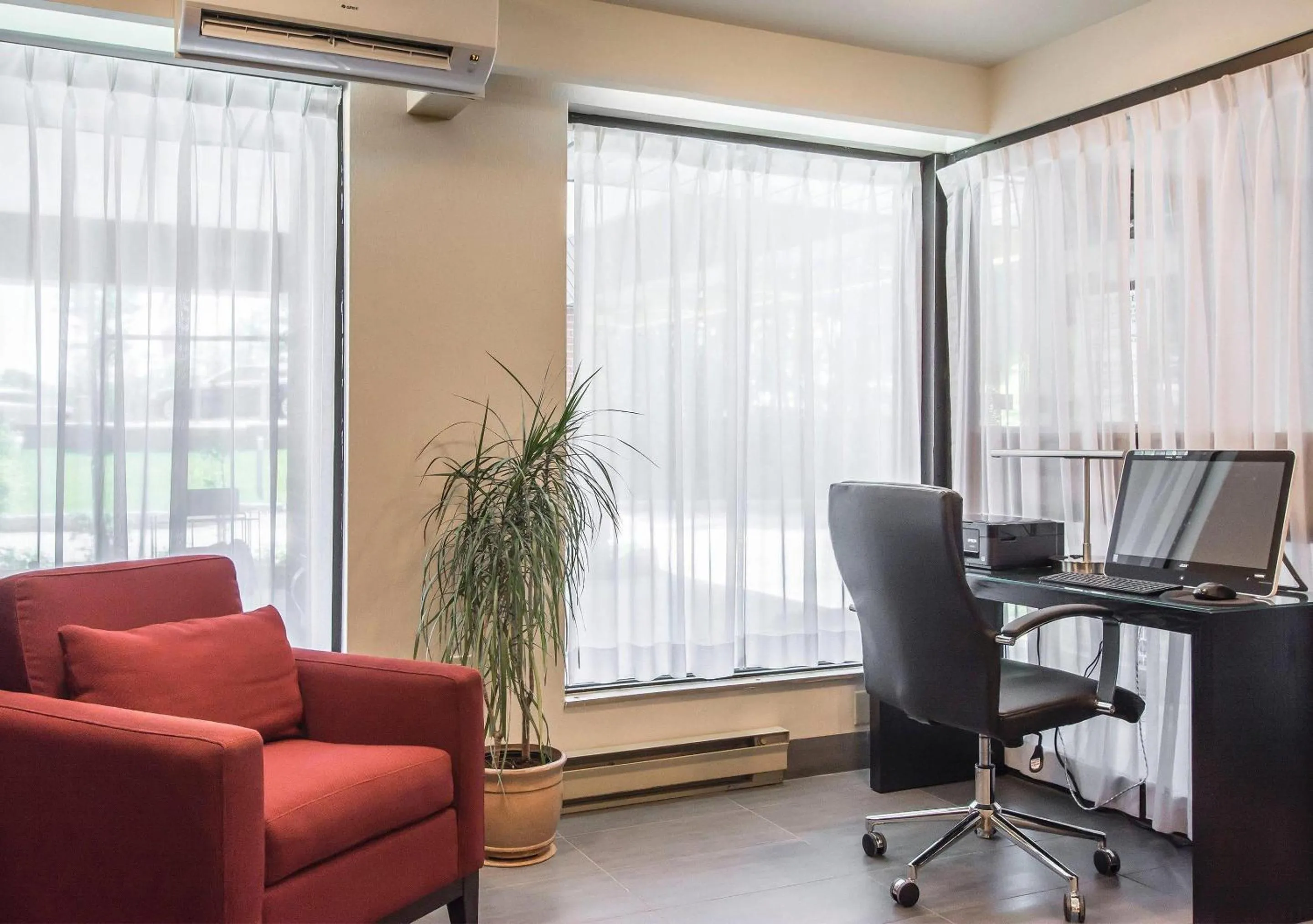 Business facilities in Comfort Inn Sherbrooke