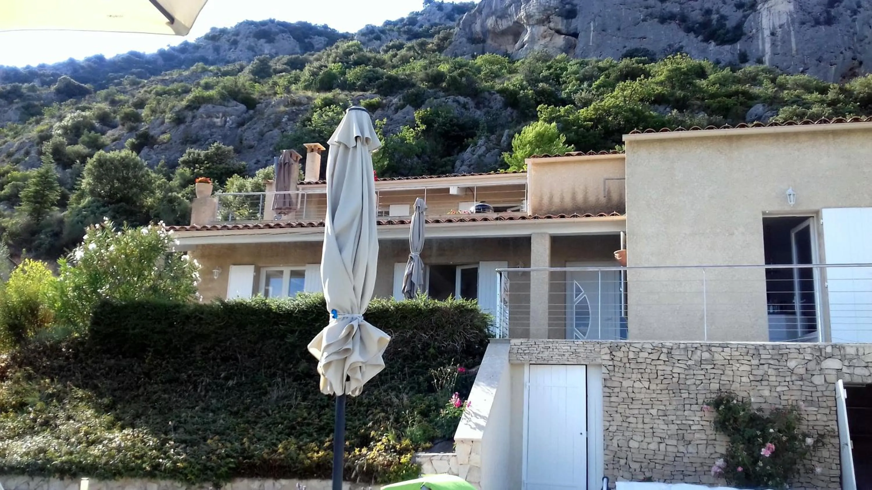 Facade/entrance in B&B L'ESCALADE en Lubéron