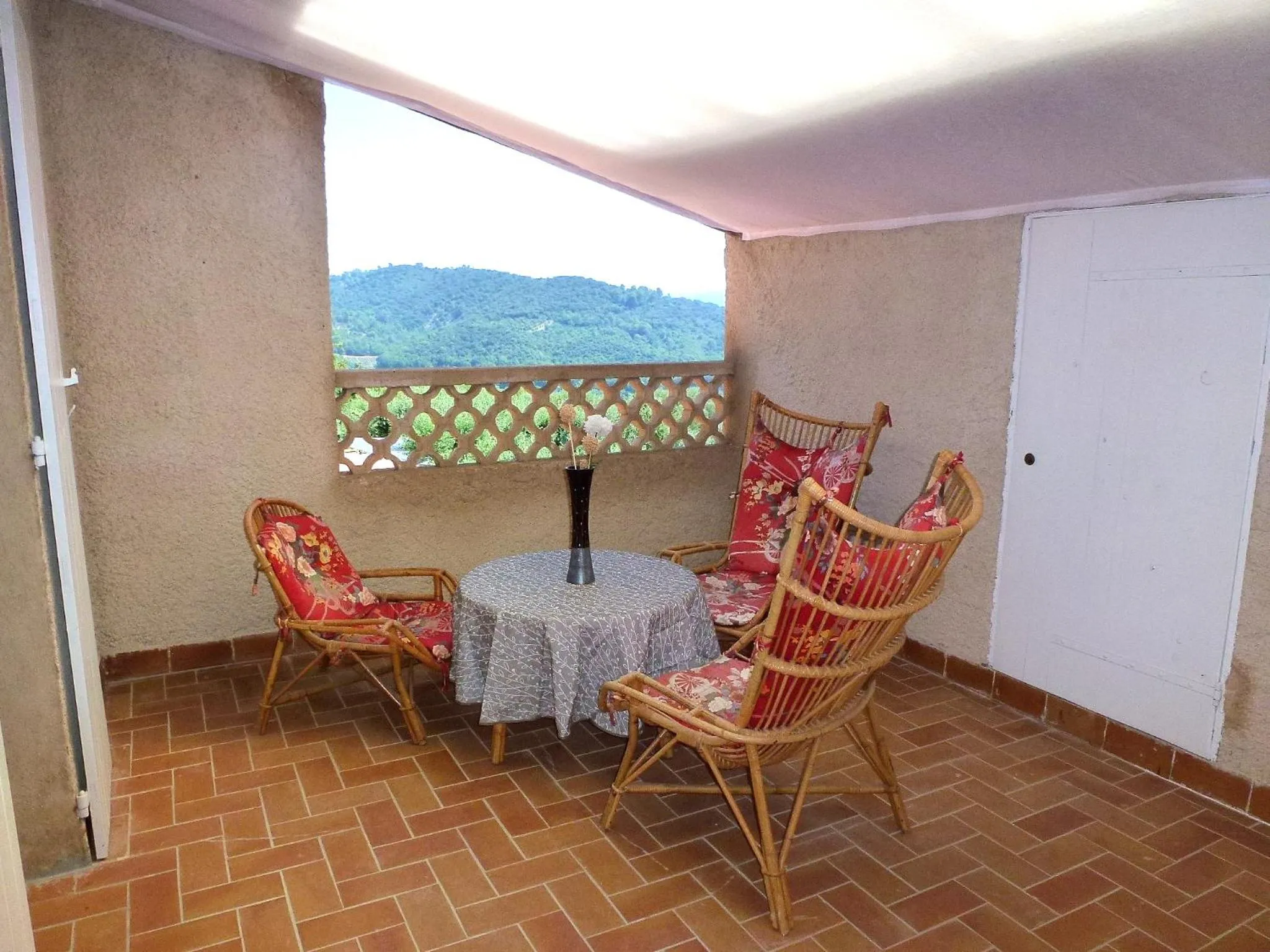 Patio in B&B L'ESCALADE en Lubéron