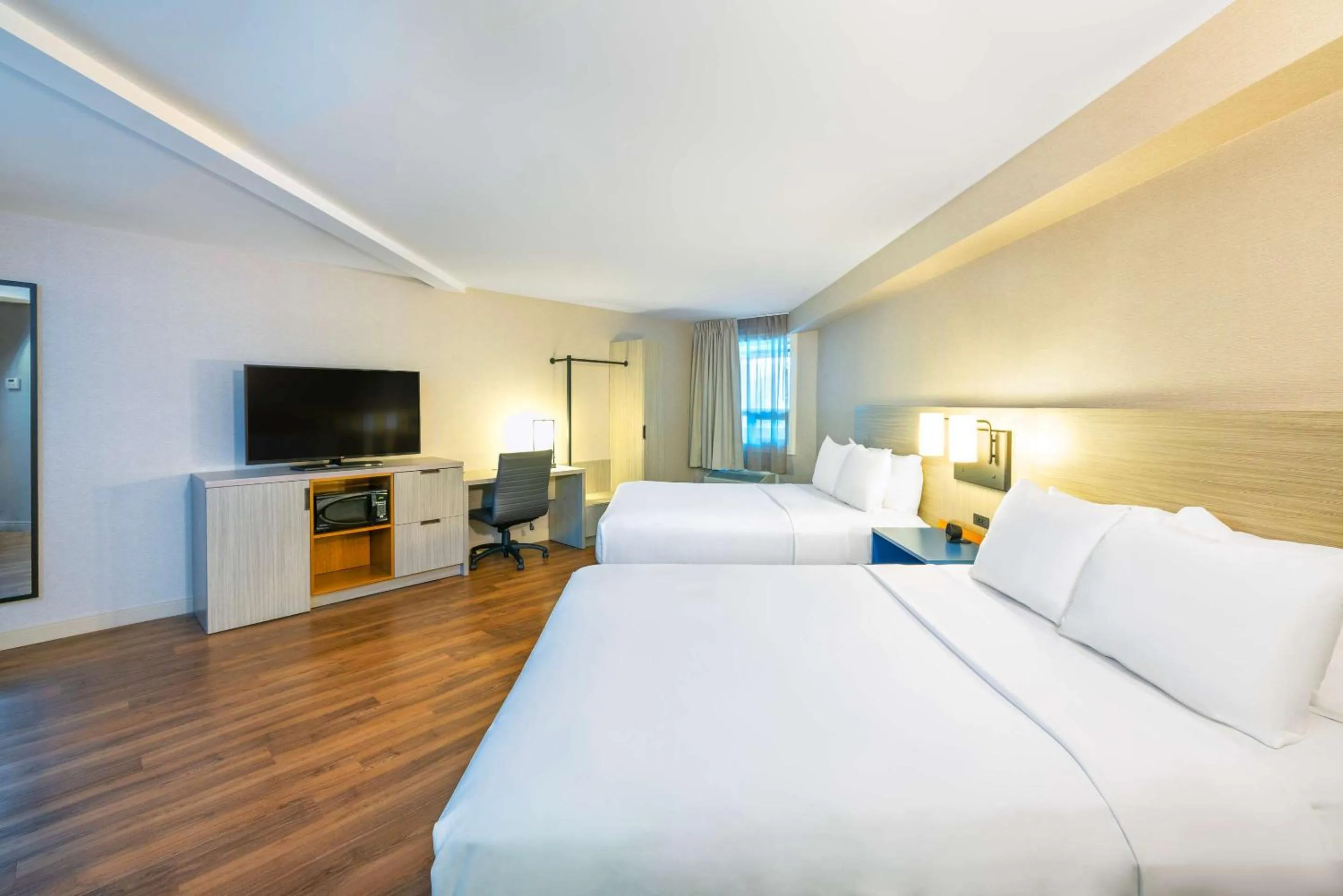 Bedroom, Bed in Comfort Inn East