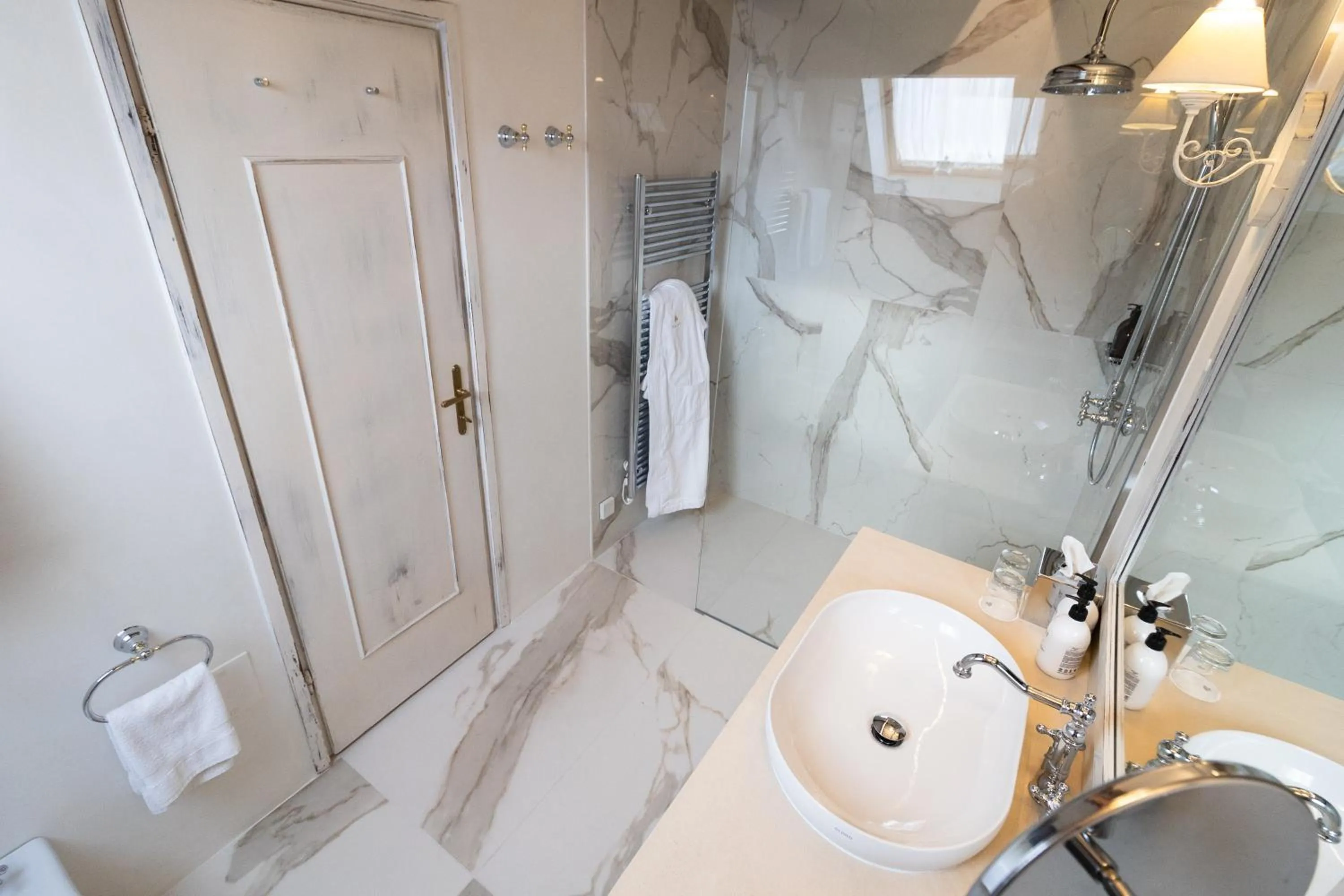 Shower in Kendov Dvorec