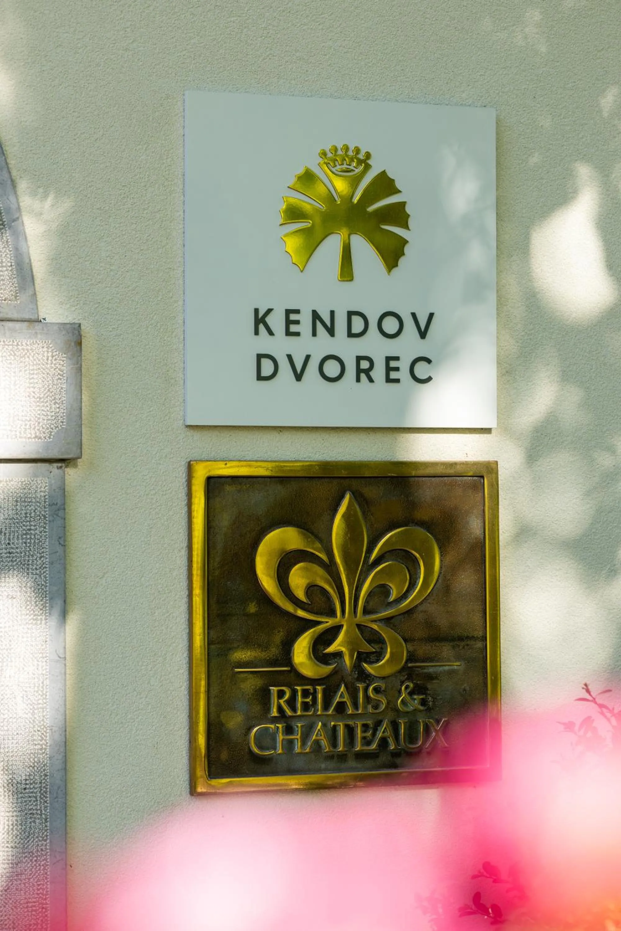 Property logo or sign in Kendov Dvorec