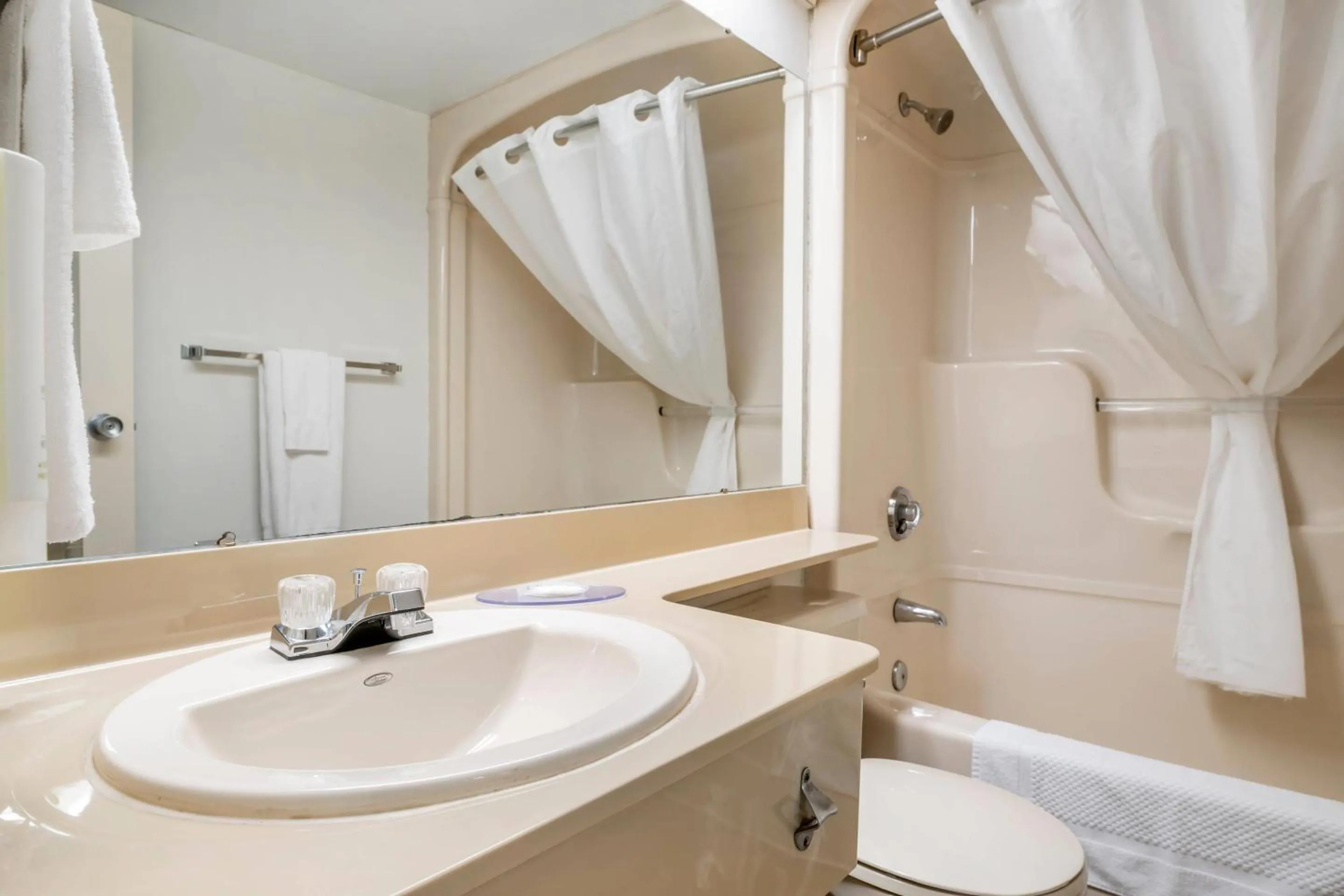 Bedroom in Rodeway Inn