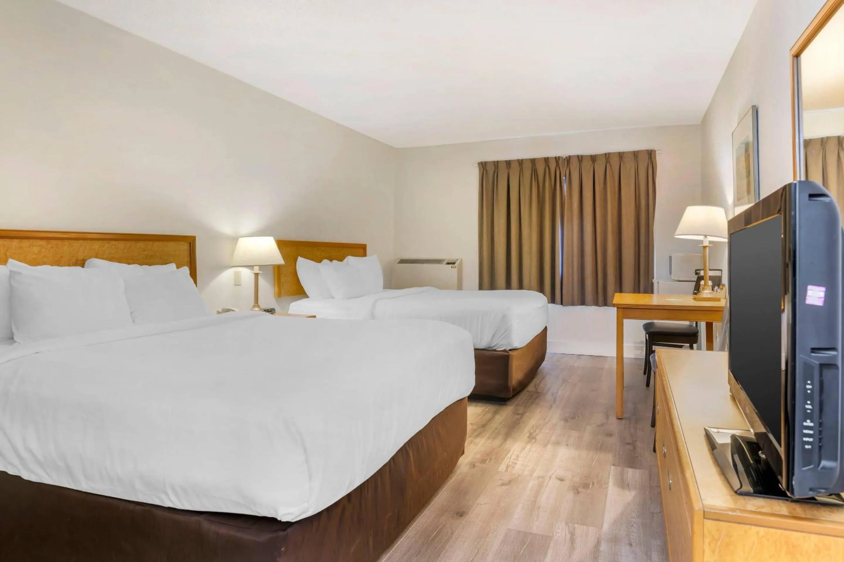 Bedroom, Bed in Rodeway Inn