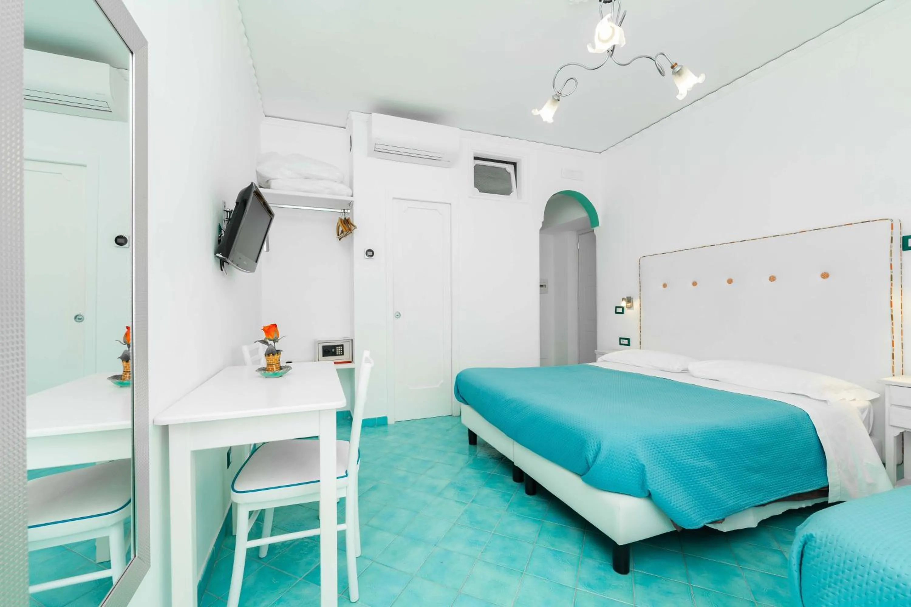 Photo of the whole room, Bed in Albergo S. Andrea