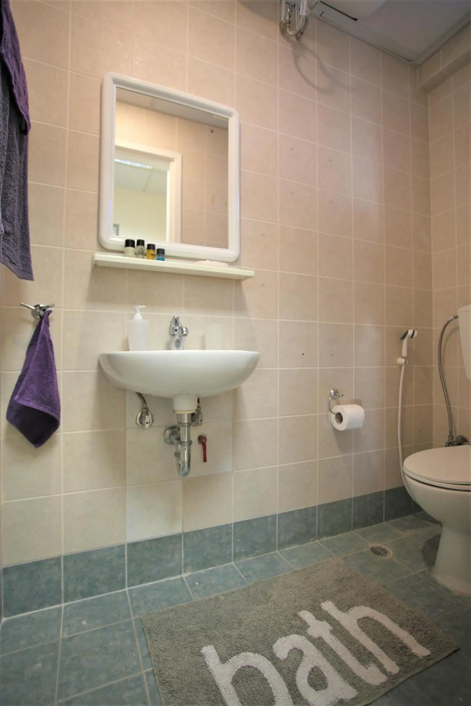 Bathroom in GK Airport Suites - Free Shuttle by GK Properties