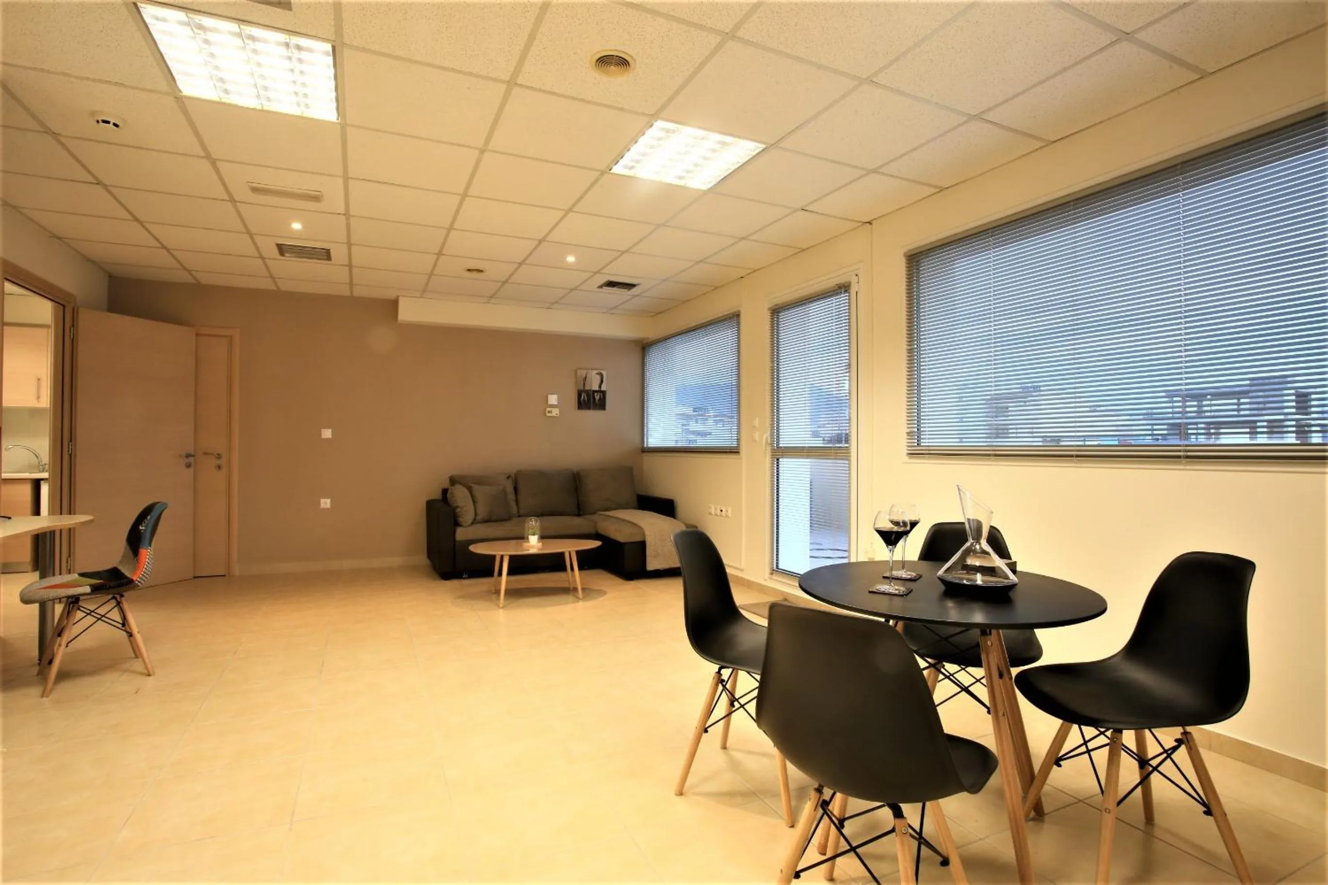 Living room in GK Airport Suites - Free Shuttle by GK Properties