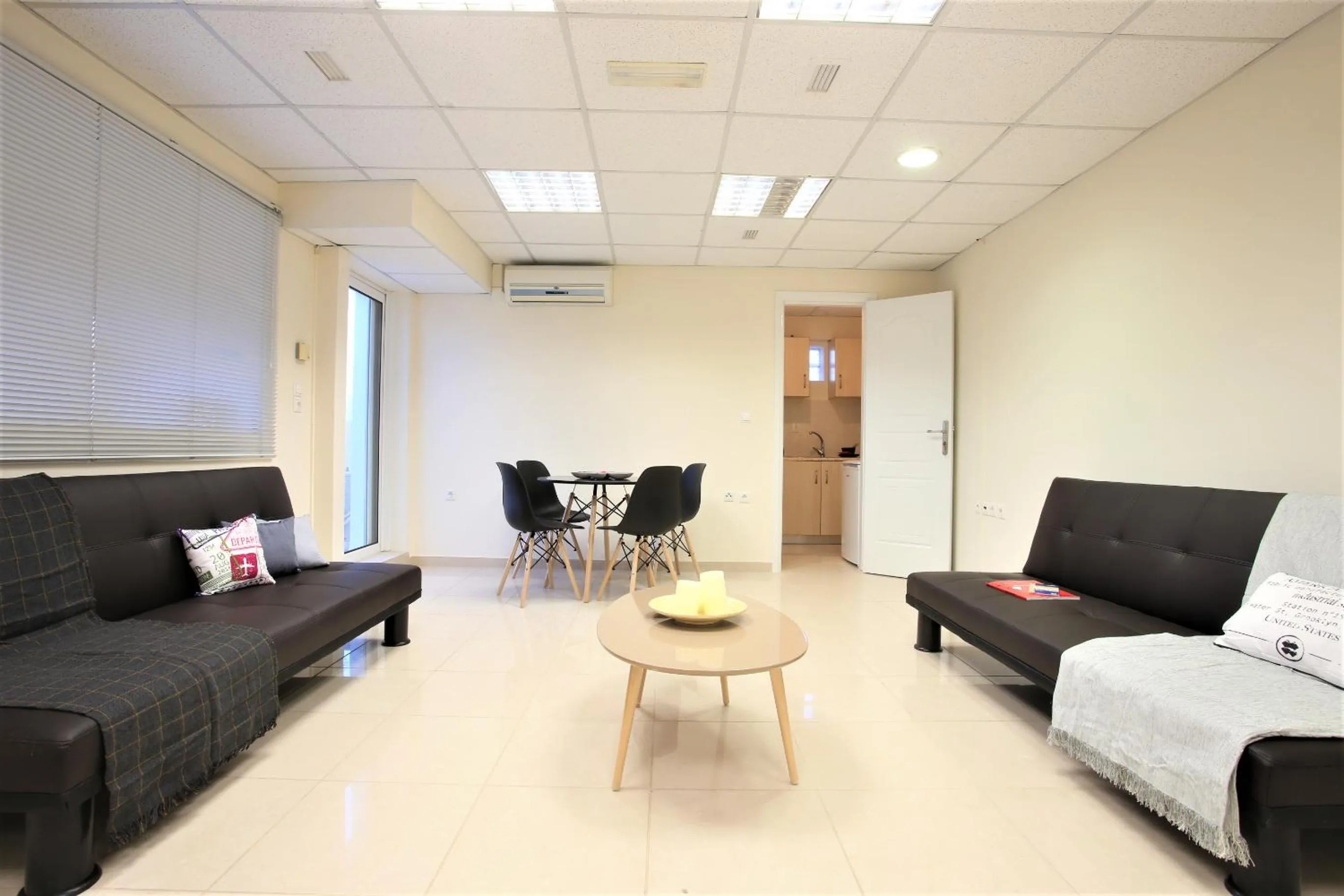 Living room in GK Airport Suites - Free Shuttle by GK Properties