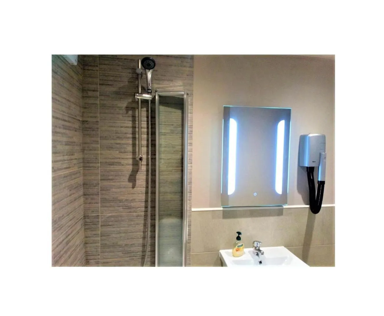 Shower in Glendower Guest Apartments
