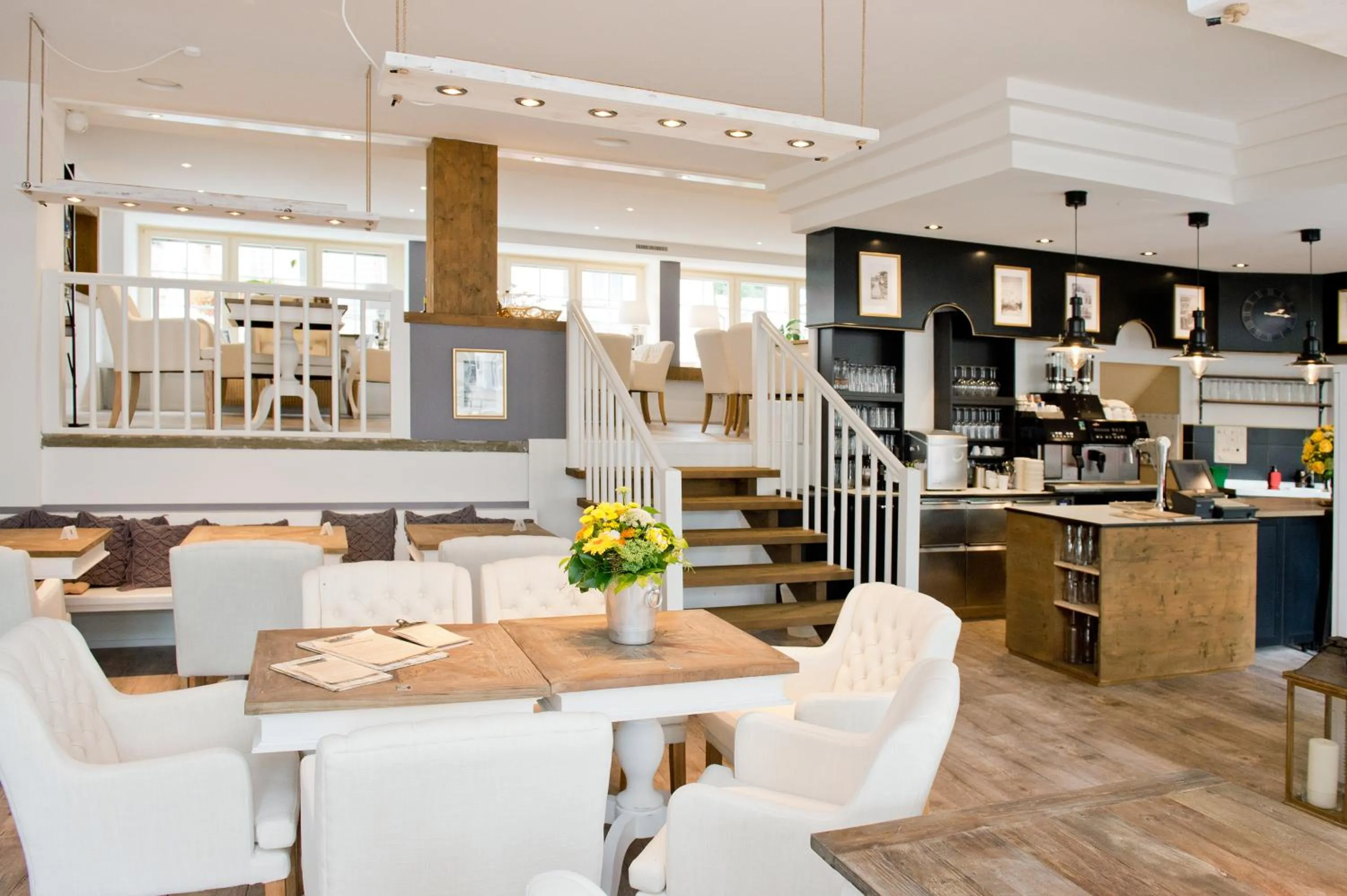 Restaurant/places to eat in Hotel Bellevue