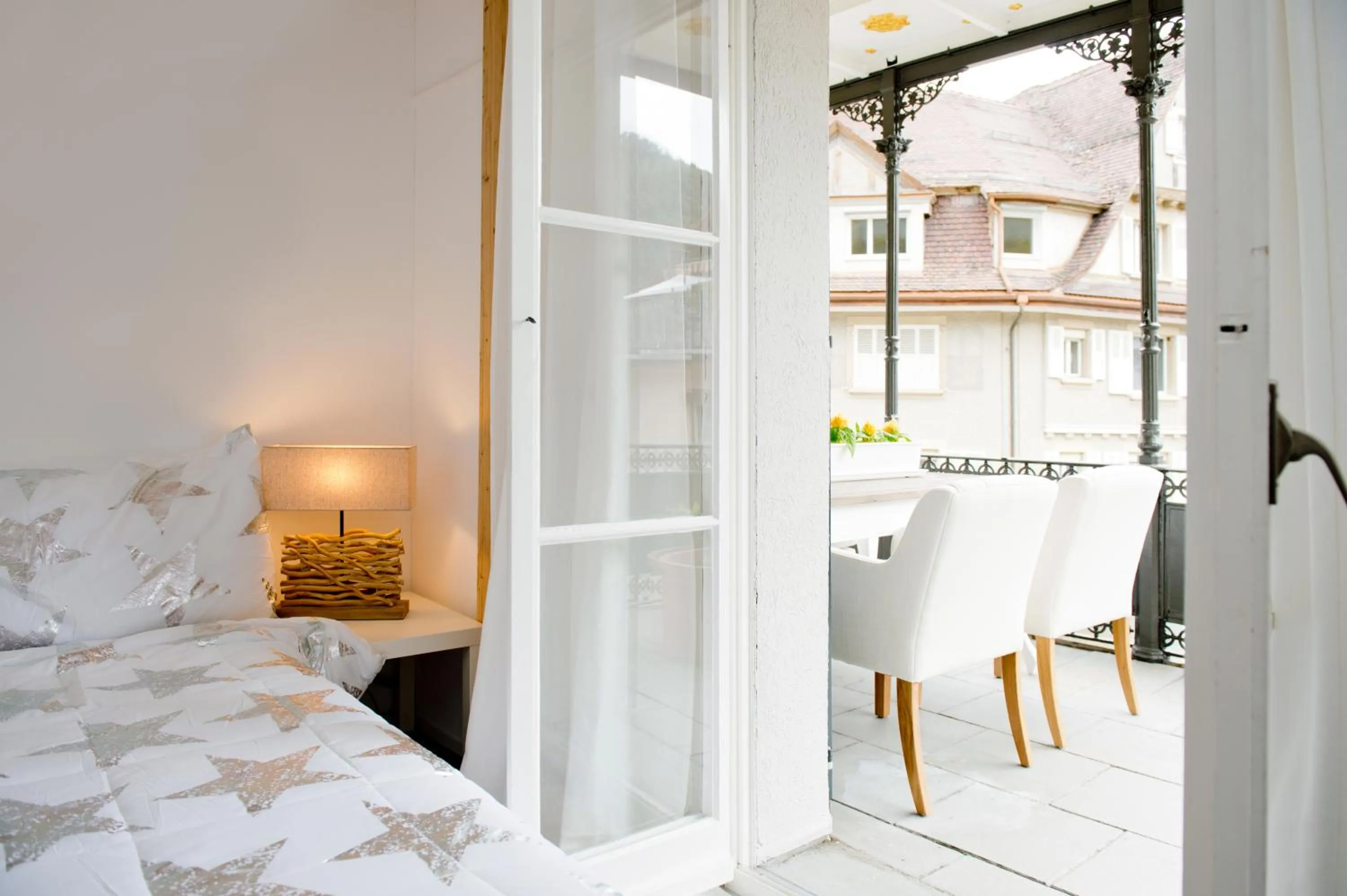 Bathroom, Bed in Hotel Bellevue