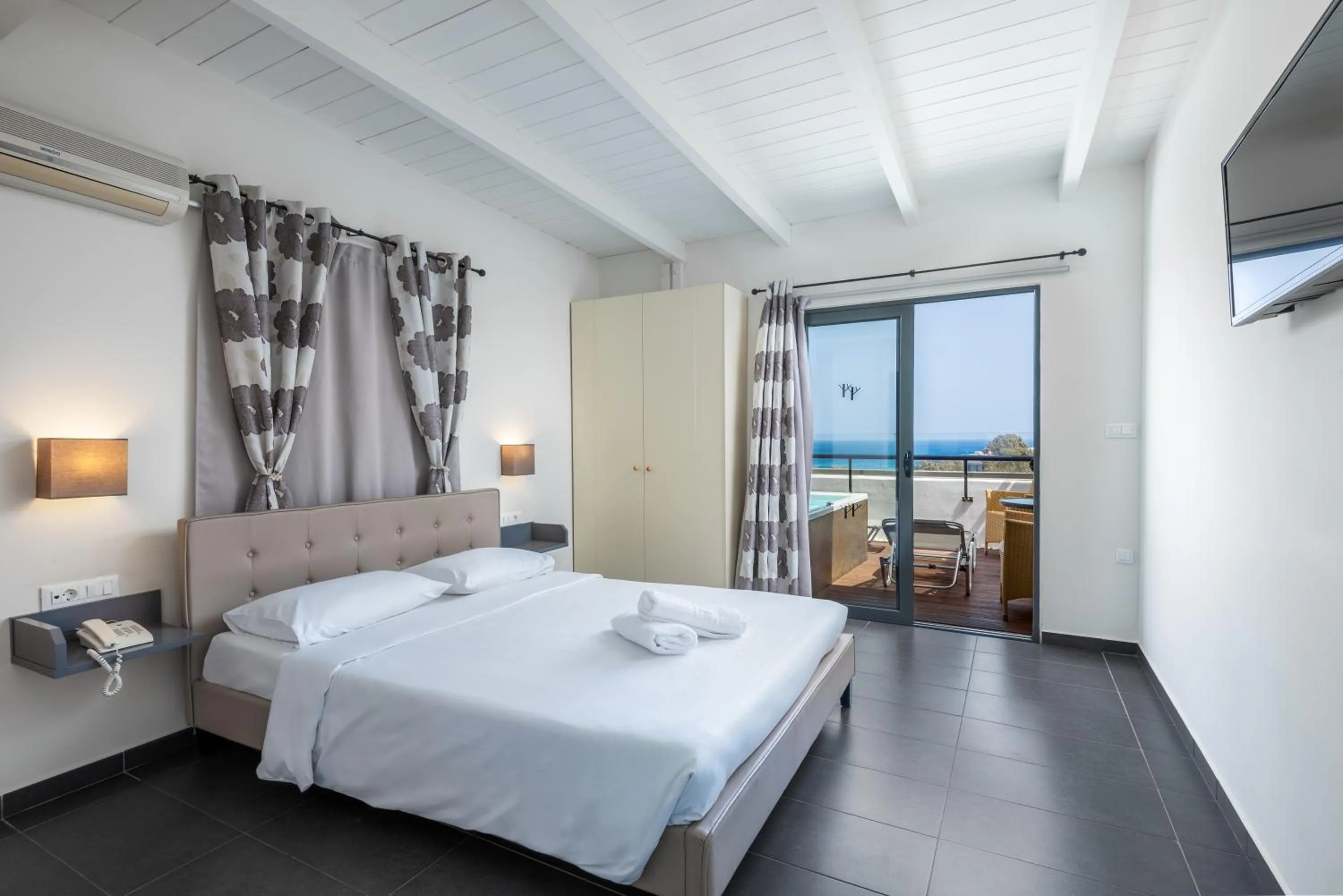 TV and multimedia, Bed in City Center Hotel