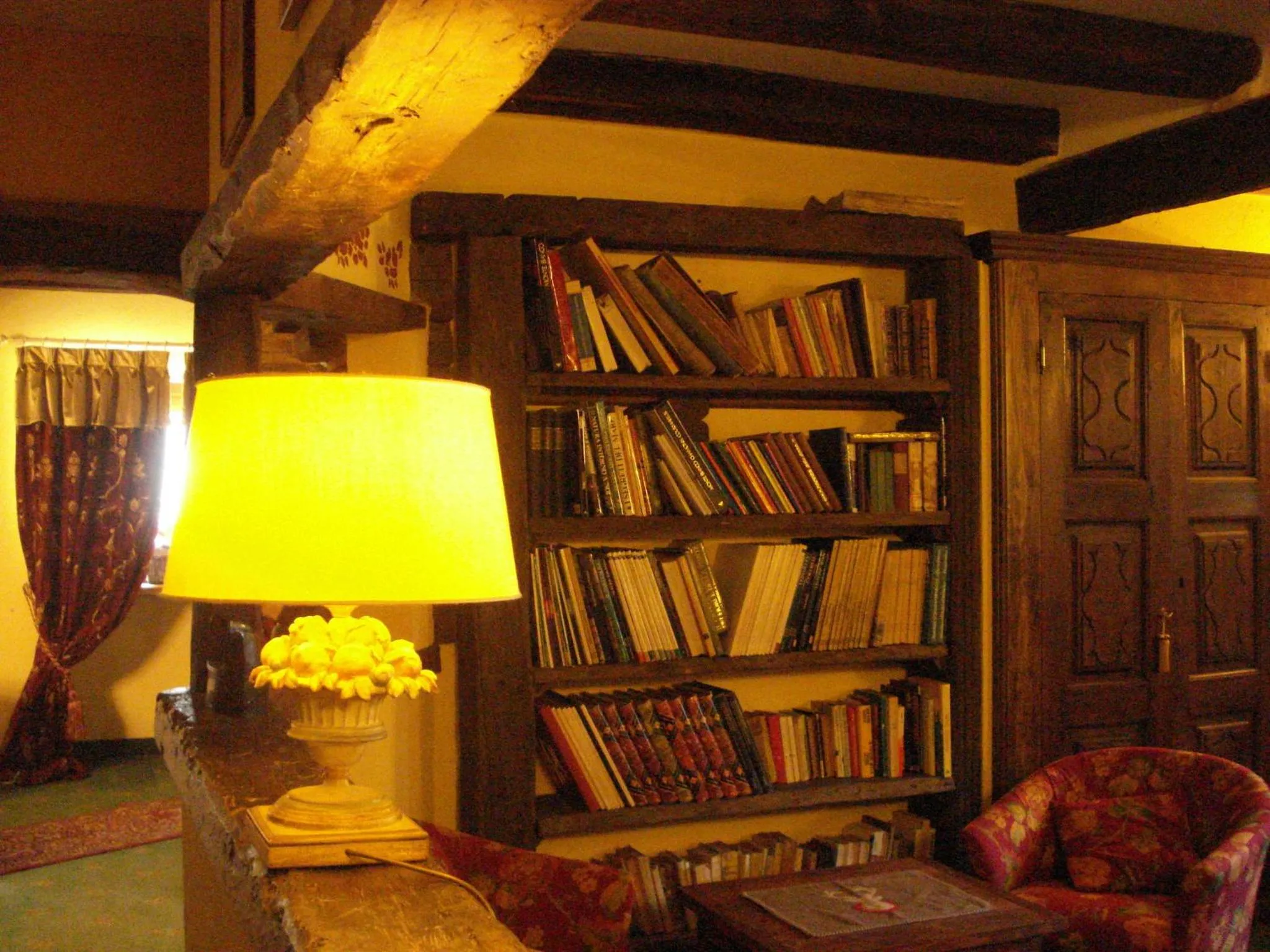 Library in Hotel Chateau Blanc