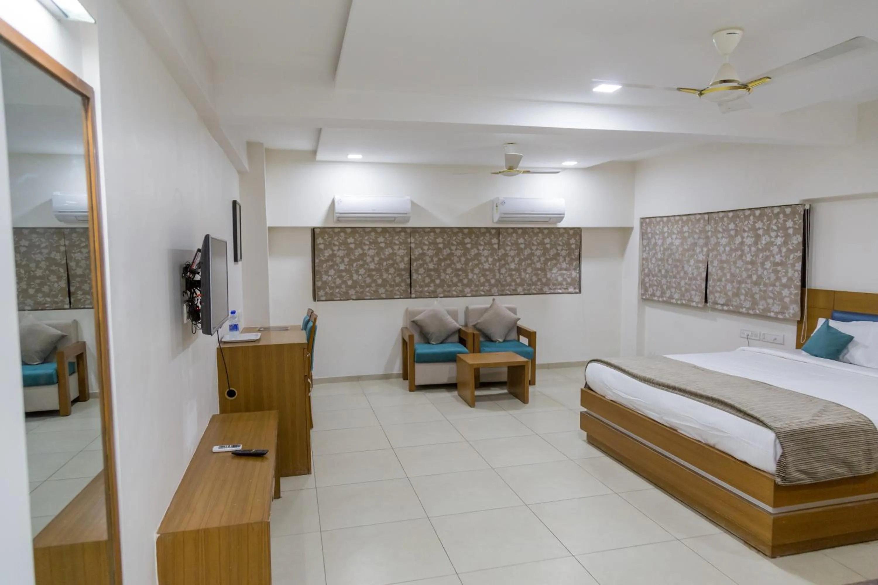 Photo of the whole room, Bed in Ginger Ahmedabad SG Road