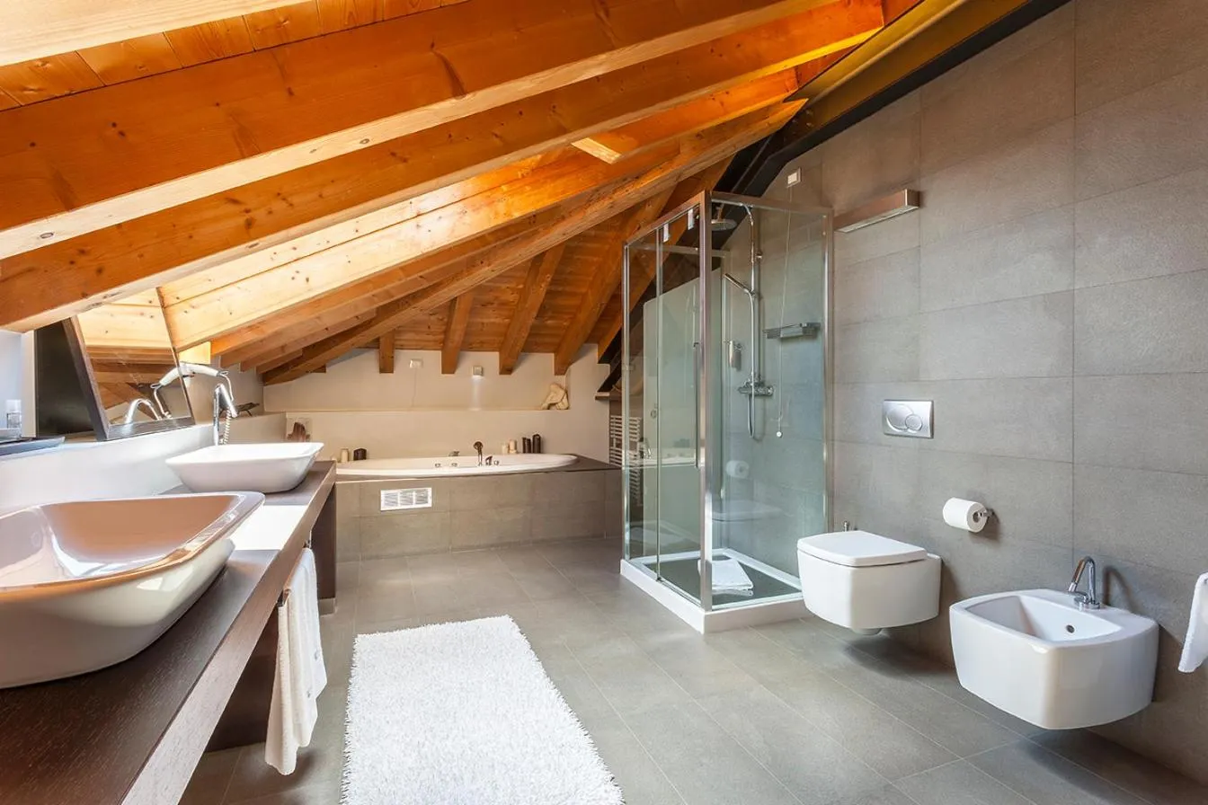 Decorative detail in Ex-L