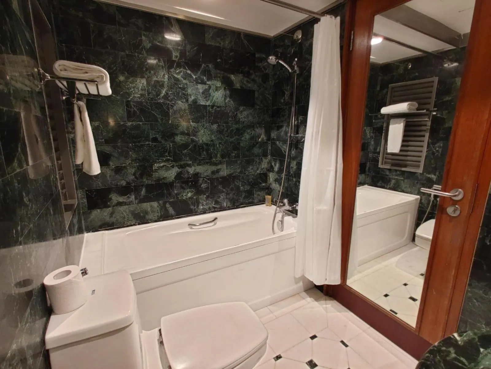 Toilet in Orchard Point Serviced Apartments