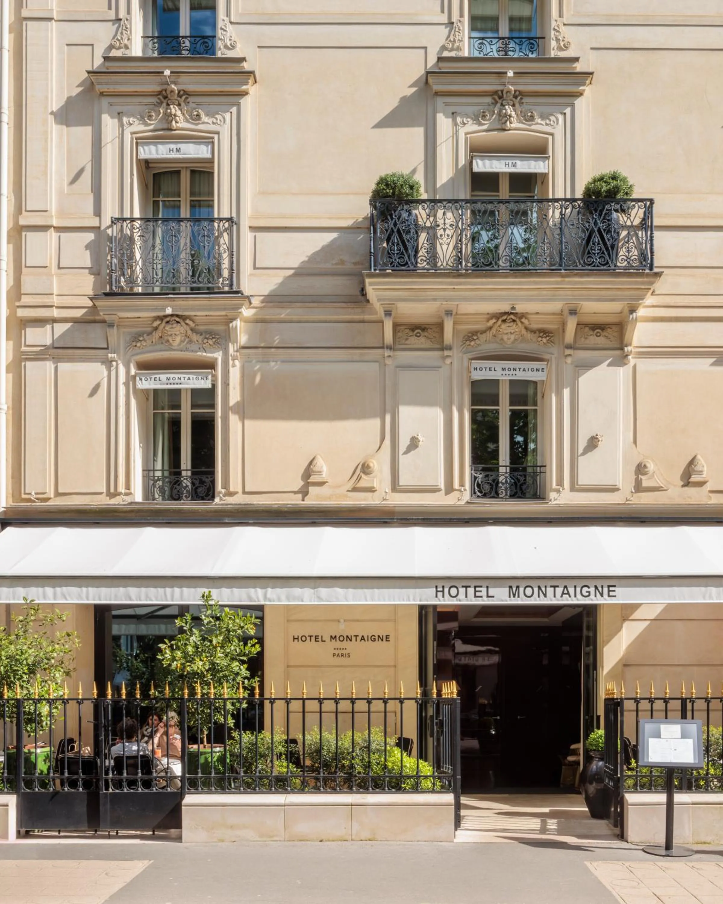 Facade/entrance in Hotel Montaigne
