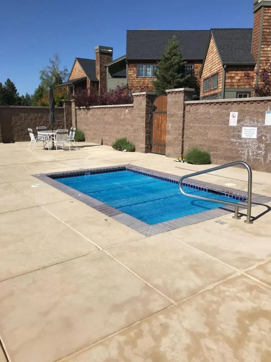 Property building in Riley`s Mountain View