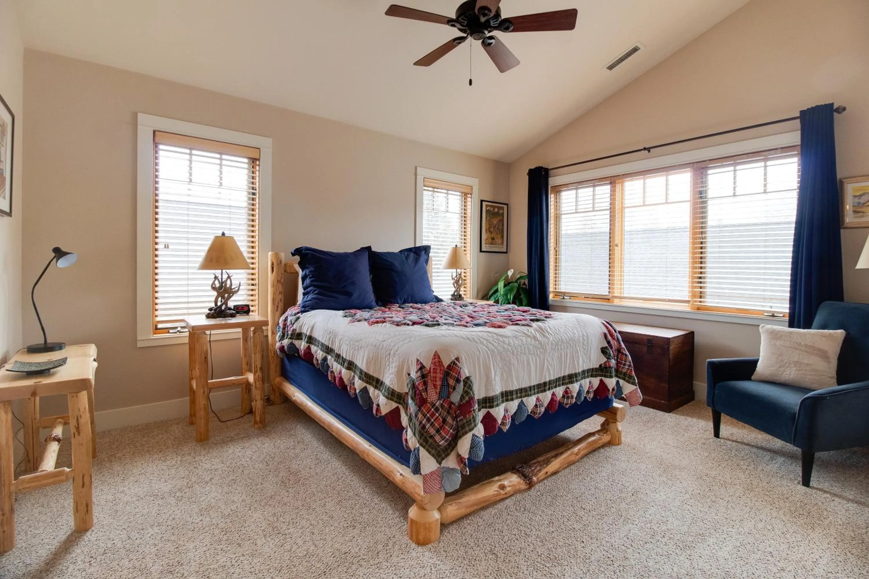 Property building, Bed in Riley`s Mountain View