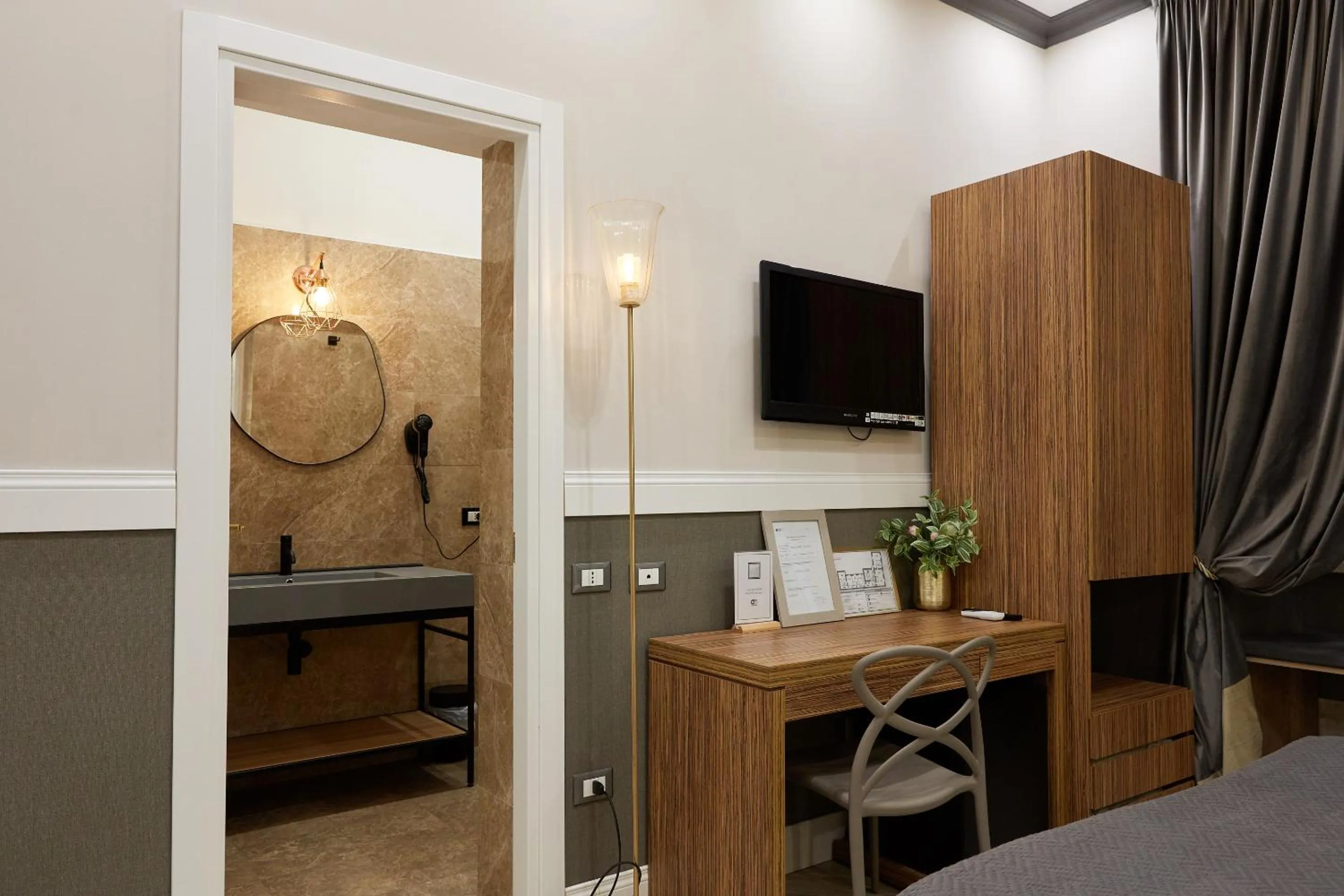 TV and multimedia, Bed in Hotel Roma Vaticano