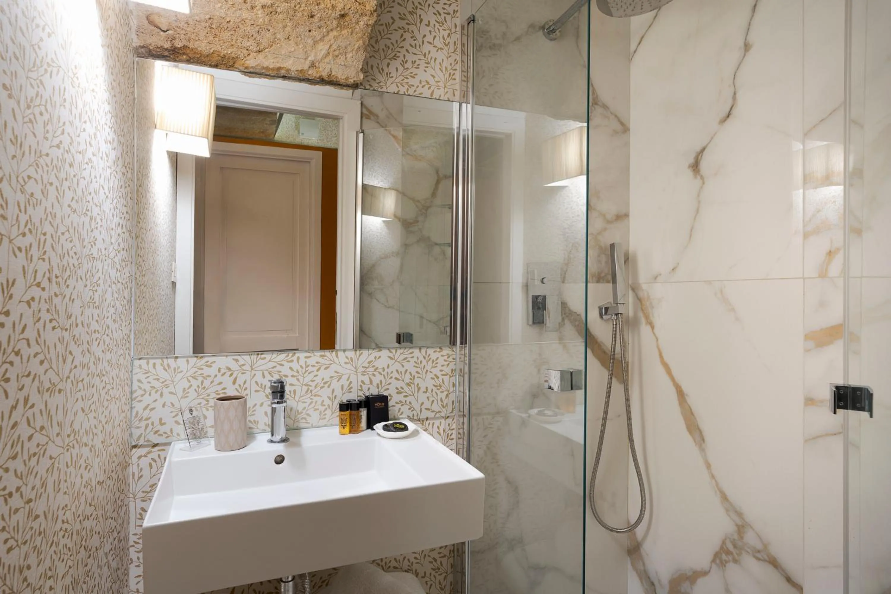 Bathroom in Palazzo Arone dei Baroni di Valentino