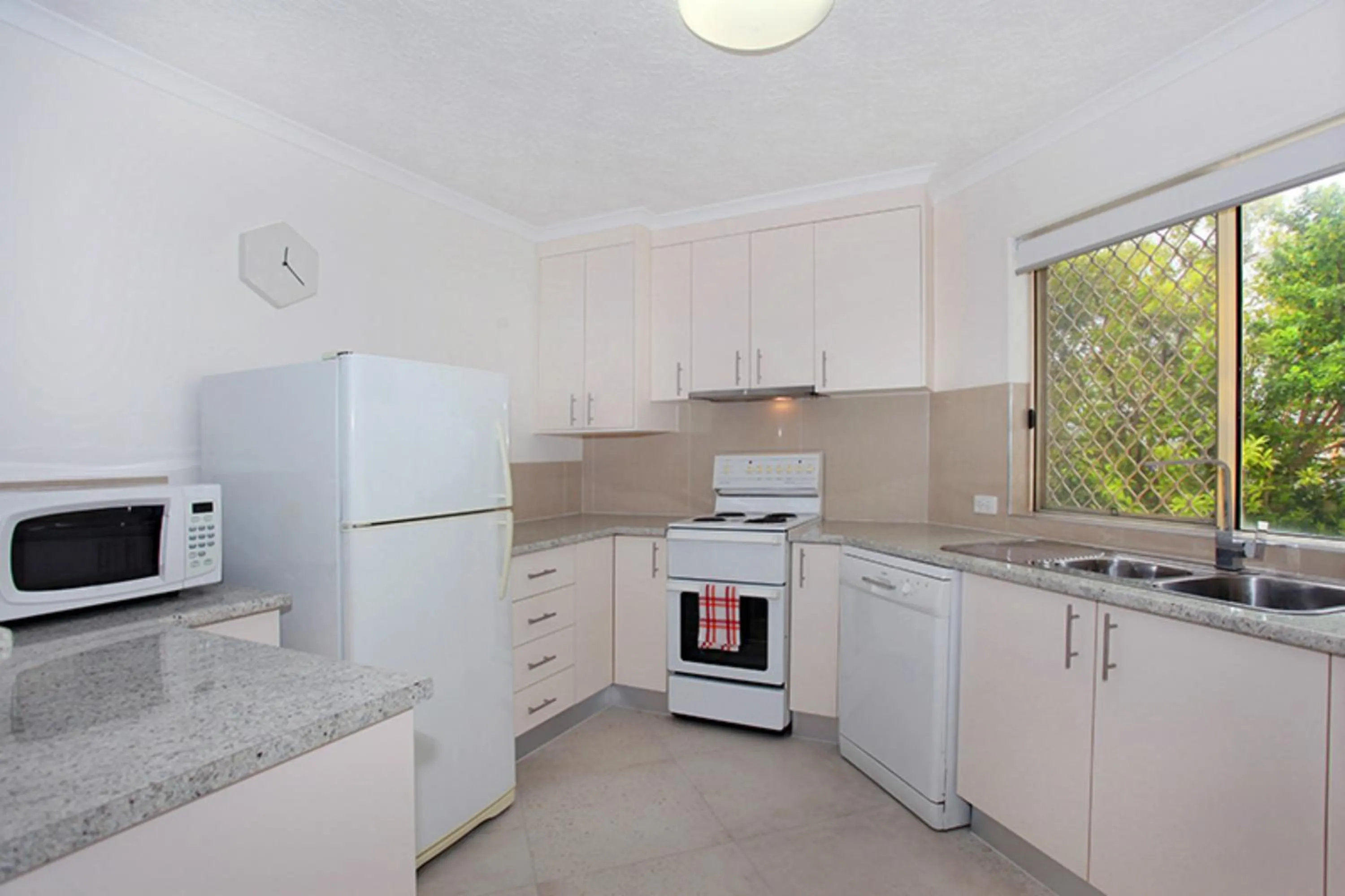 Kitchen or kitchenette in Kings Way Apartments