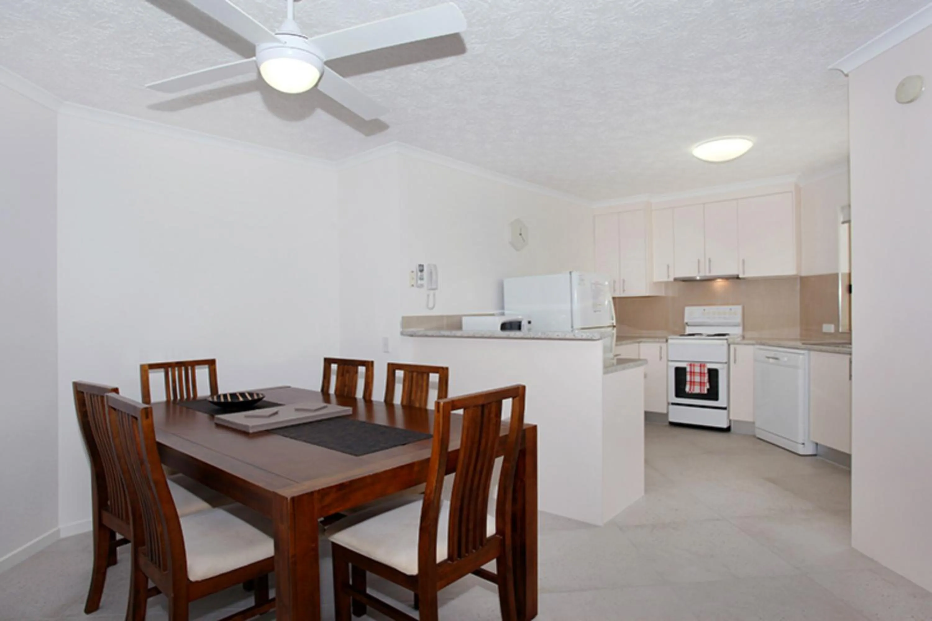 Kitchen or kitchenette in Kings Way Apartments