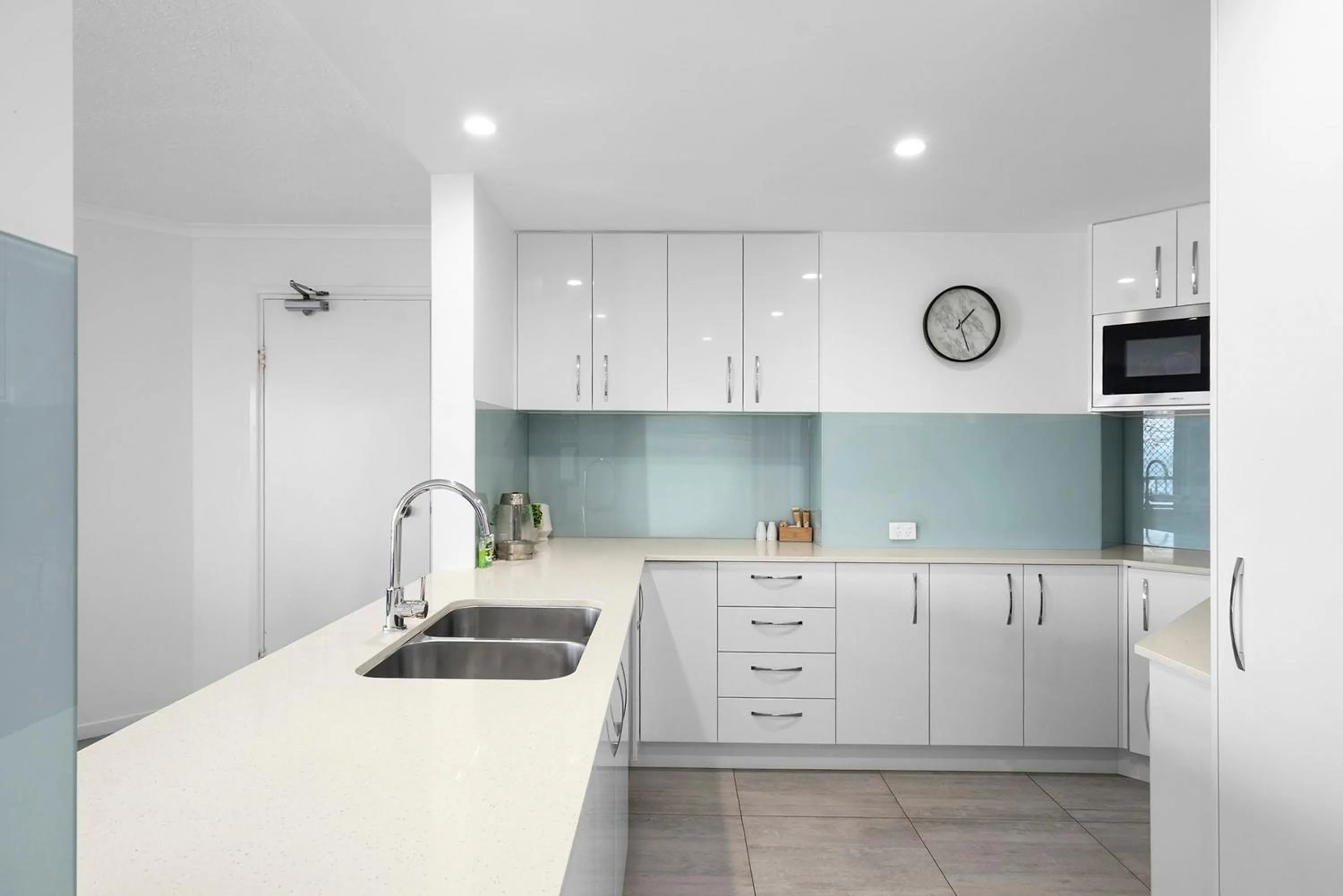 Kitchen or kitchenette in Kings Way Apartments
