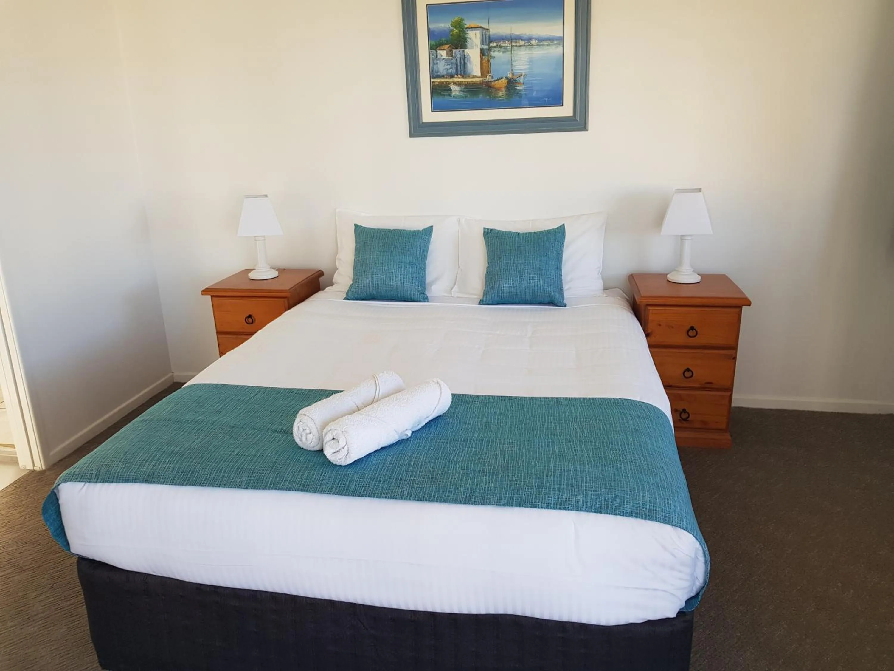 Bedroom, Bed in Kings Way Apartments