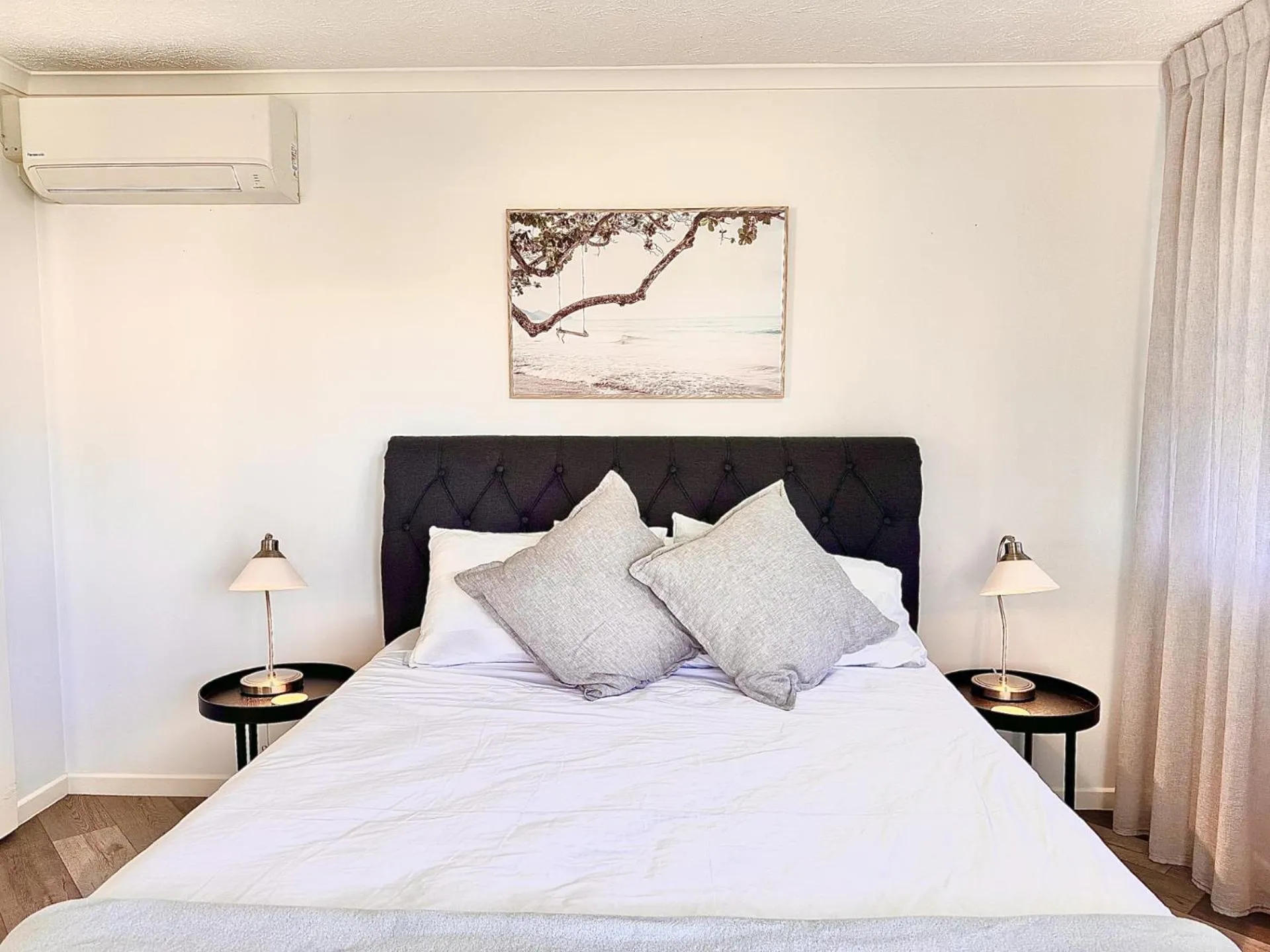 Bedroom, Bed in Kings Way Apartments