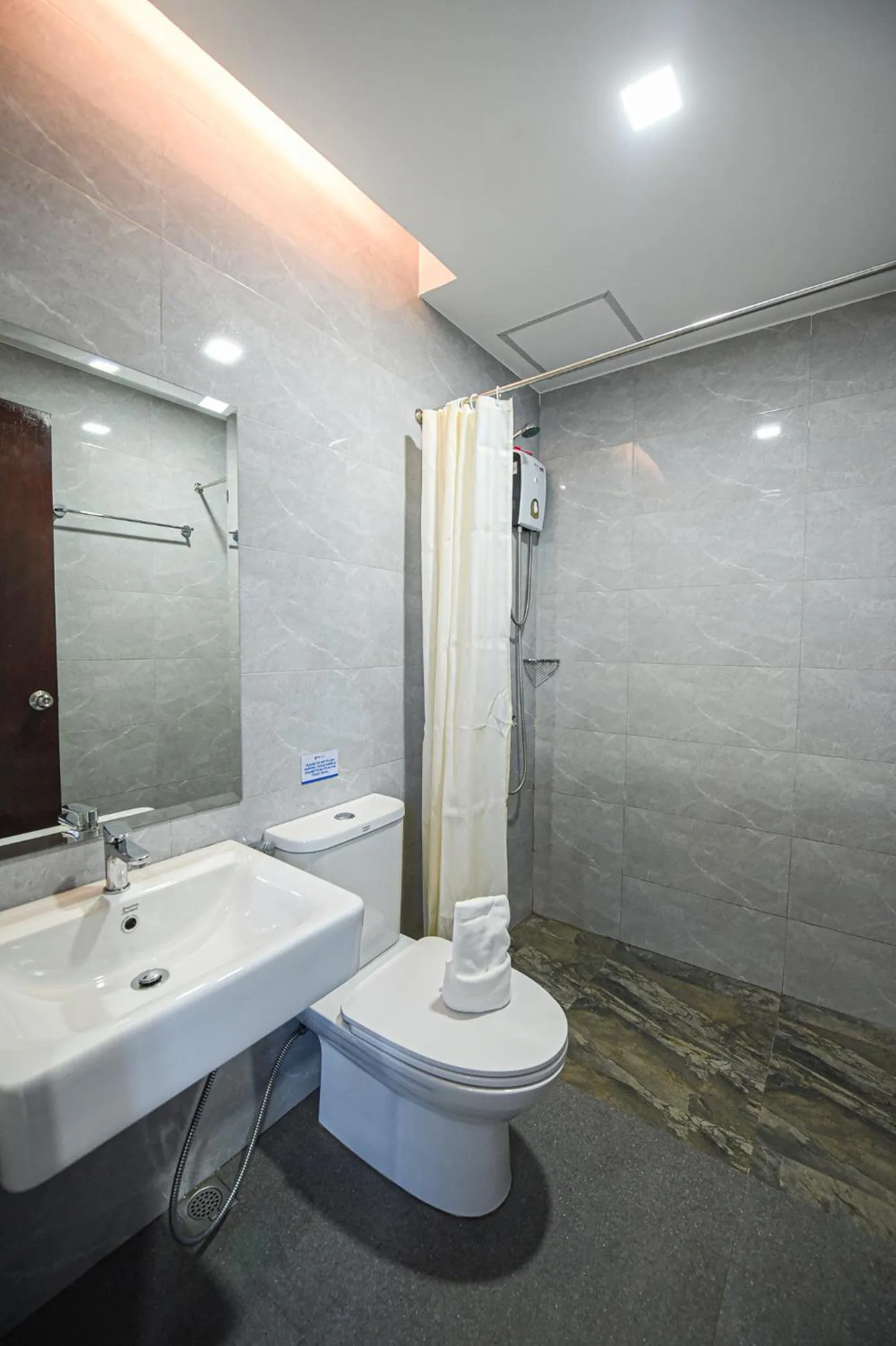 Shower in Figtree Hotel