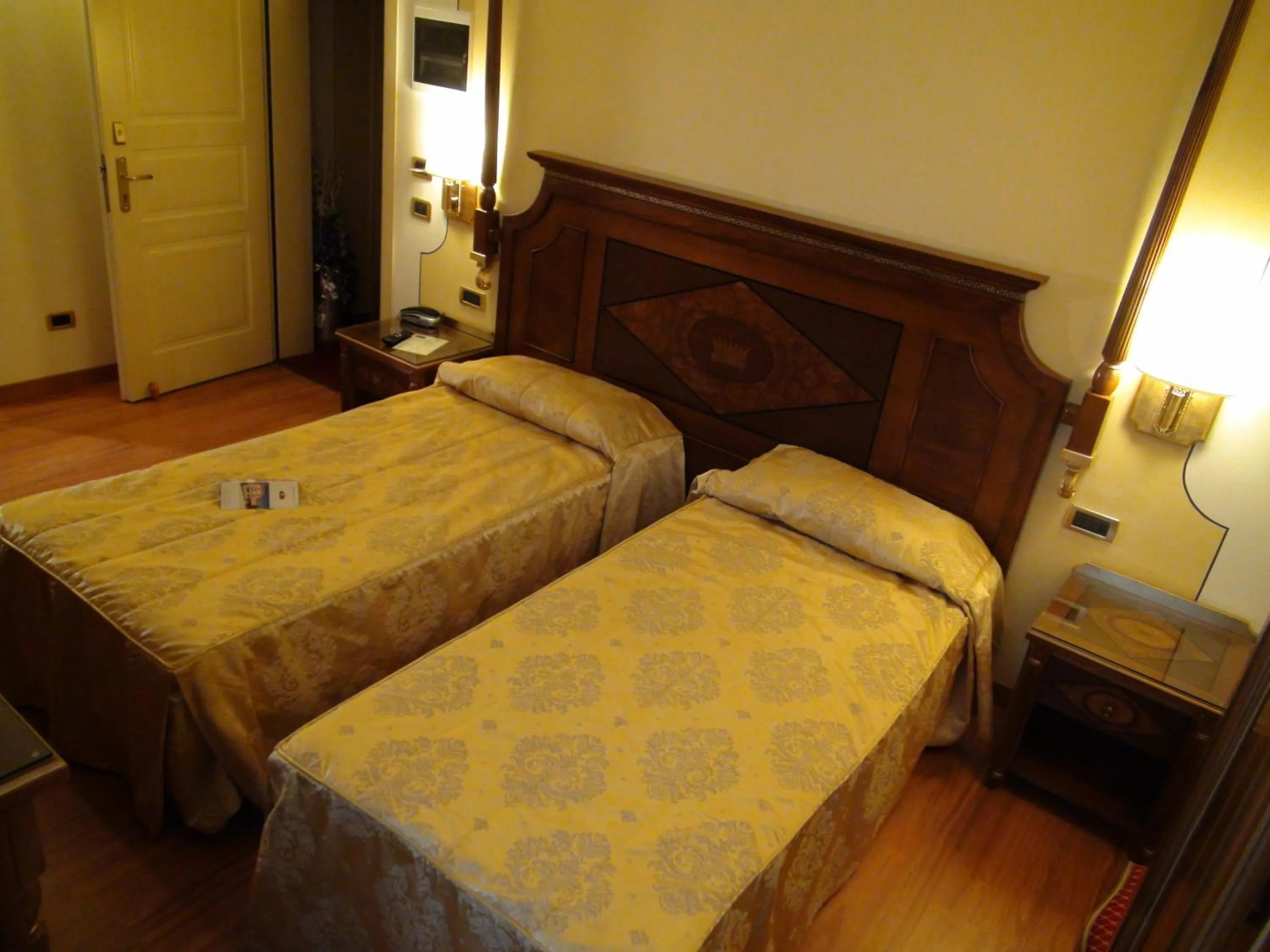 Photo of the whole room, Bed in Hotel La Campagnola 1926