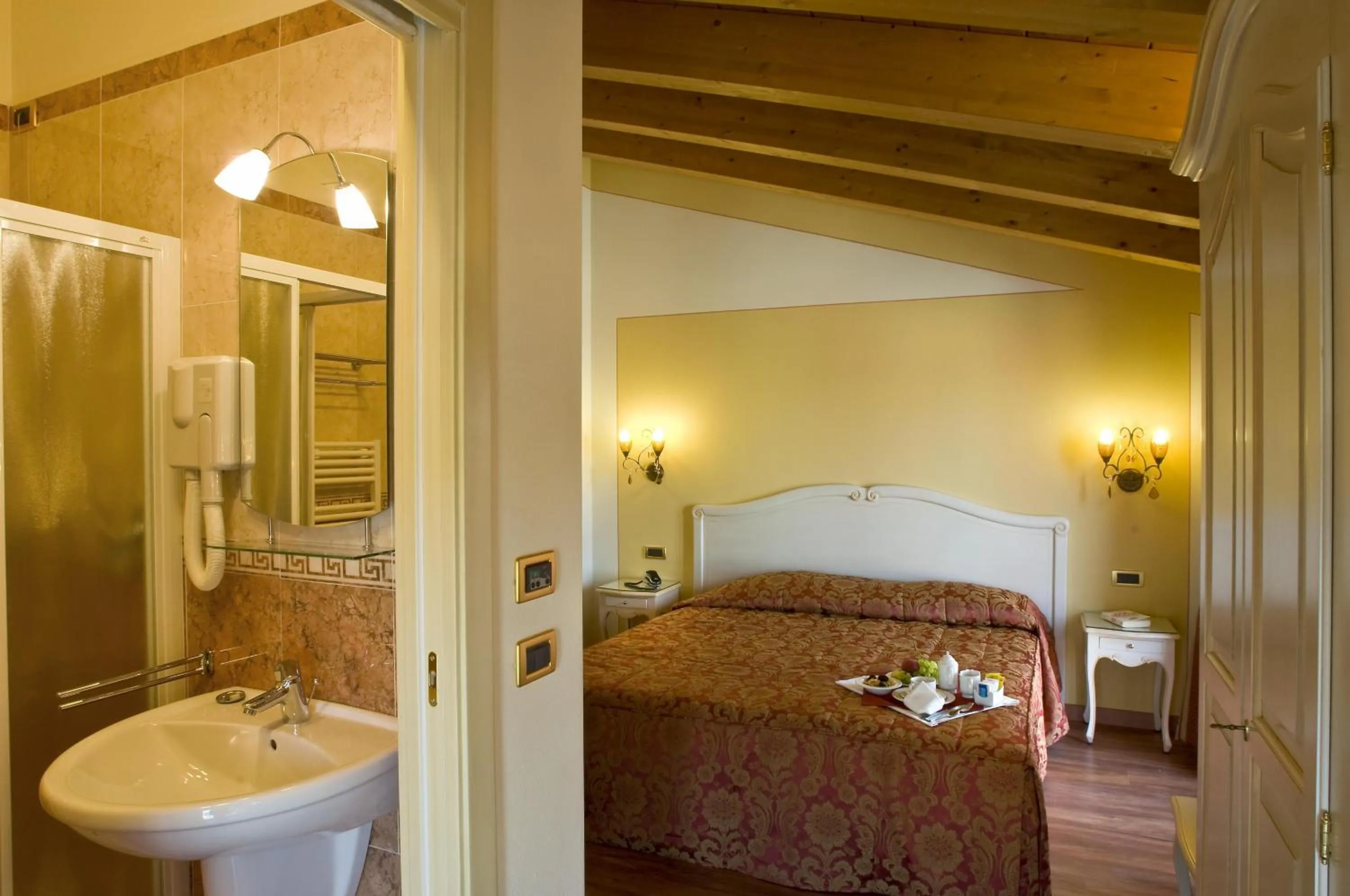 Toilet, Bed in Hotel La Campagnola 1926