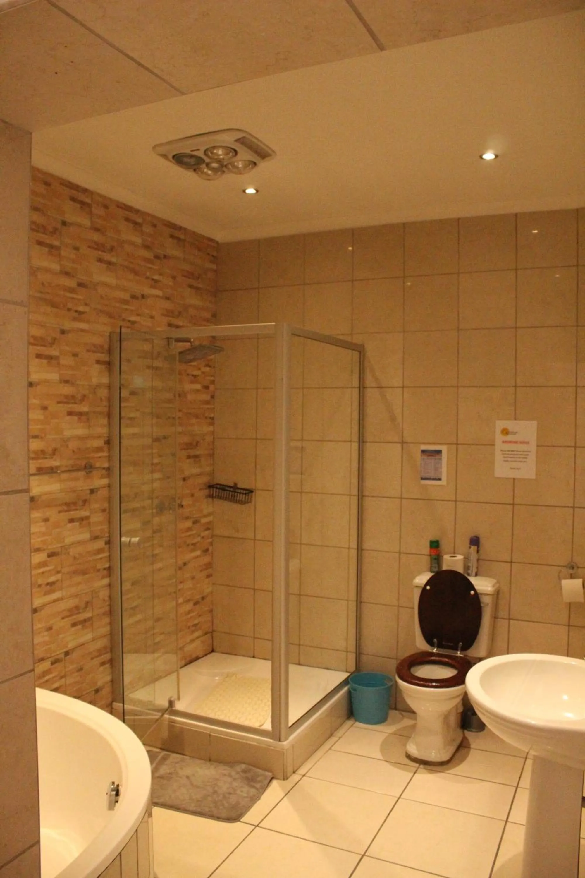 Shower in Esperanca Guesthouse